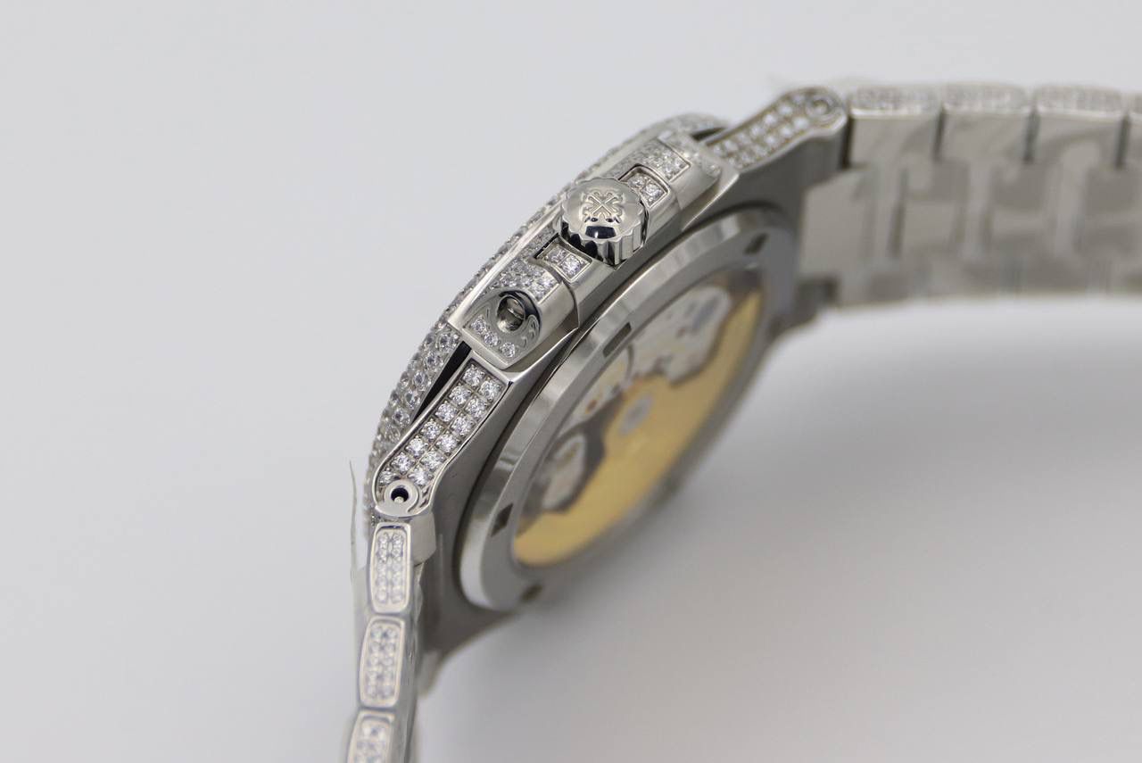 百达翡丽鹦鹉螺满天星V3版。少量到货！！！独家还原正品后镶钻。 全新修正V2版不足的四大细节： 1.表盘上12个条形刻度，根据原装5711字钉开模，效果保持了跟原装一致的黑油条形夜光刻度。 2.全新定制原版324机芯，V3版本机芯摆轮位置与原装一致，CNC数控技术打造机芯夹板，深度洗花和刻字，效果保持了原装应有的细节，机芯结构还原度极高。 3.表带升级还原正品后镶钻侧面表带镶石工艺：挑战难度极高百达翡丽鹦鹉螺侧边镶钻表带R8制表师历练数年多次，尝试过无数种加工工艺，即使再难也有破釜沉舟的心态，如今终于大功告成，还原正品后镶钻效果，是目前唯一可以做到表带侧边镶钻工艺。 4.指针升级：秒针中心点升级为针轴秒针。 （让你体验最奢华百达翡丽鹦鹉螺）