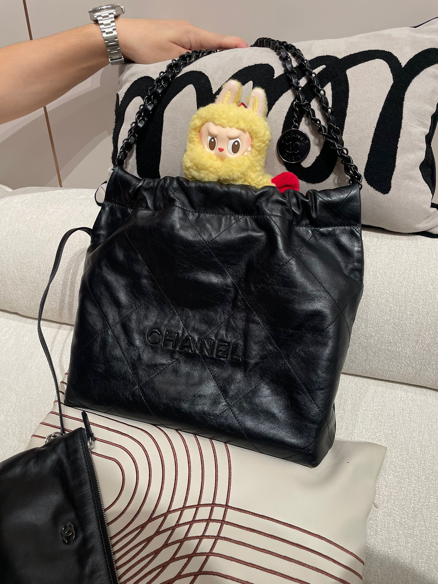 Chanel 22 small so black calfskin,100%Authentic, 95%new ，✅晶片✅Dust bag✅box