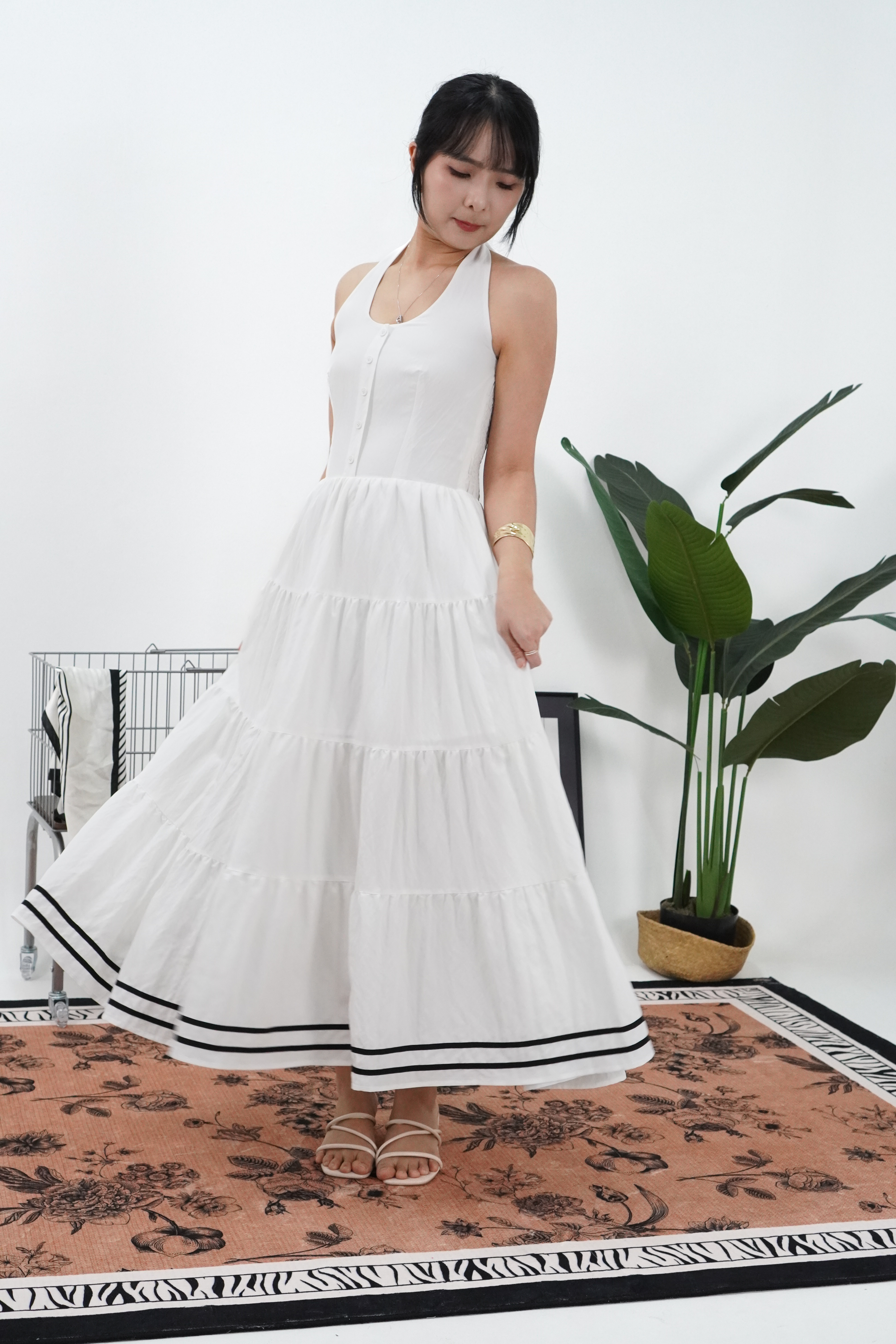 白色法式挂脖连衣裙