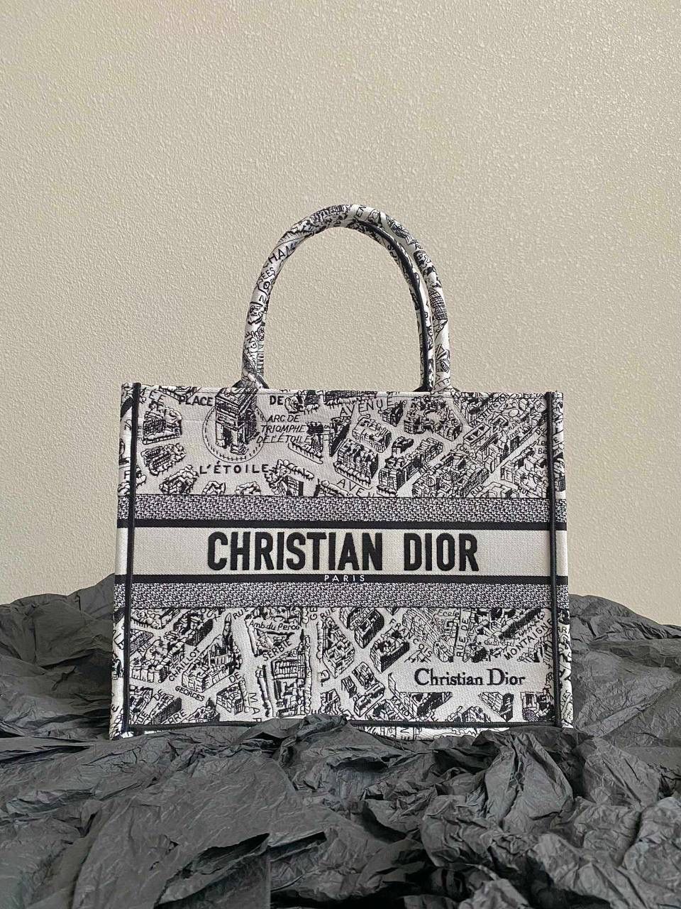 🈶白色中号 𝗖𝗗 𝗕𝗼𝗼𝗸 𝗧𝗼𝘁𝗲 23夏季"巴黎地图" 说实话，近年来花卉系列有点看乏看腻的 请你们一定看看这一只，新的炙热款！！ 本季主打的巴黎第八街区地图，惊艳了全网 真真实实绣在整个包上，砖柜超级难抢的！ 黑白色调干净利落，复古又神秘的法式浪漫✨ 那种高定视觉，沦陷了！沦陷了！ 行走的巴黎街头很是时髦，我先冲了！🎀 36×27×16cm