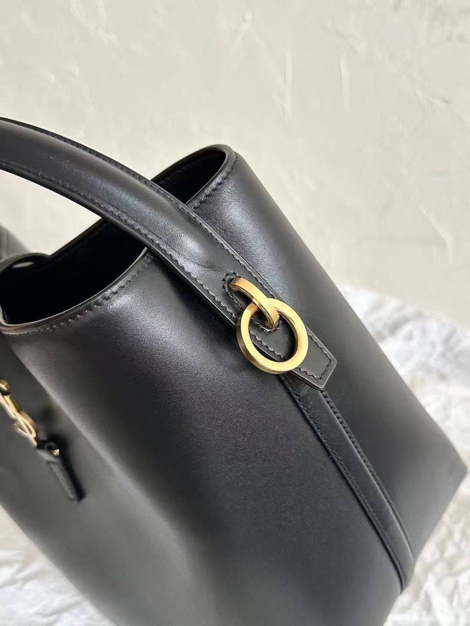 现货啦❗️ ys1 le37 手提水桶包中号🕋 喜欢背水桶包的姐妹不要错过这只 整个包身用的是光面的小牛皮 怎么背都不变形，质感持续保持 风格依旧是他们家简单又自带酷飒的设计 水桶包最好的一点就是容量巨大！ 没有tote那么大，却可以装下整个宇宙 🉑手提🉑斜挎，怎么搭都行～ 老规矩还是zp开发 这次的皮料拿到的可以说是相似度最高的一次！ 你们自己看对比图，像到我都分辨不出谁是谁 你们闭着眼睛冲，品质就交给我们哈！ 迷你：15x13x6cm 小号：20x17x13cm 中号：25×20×16cm742828m