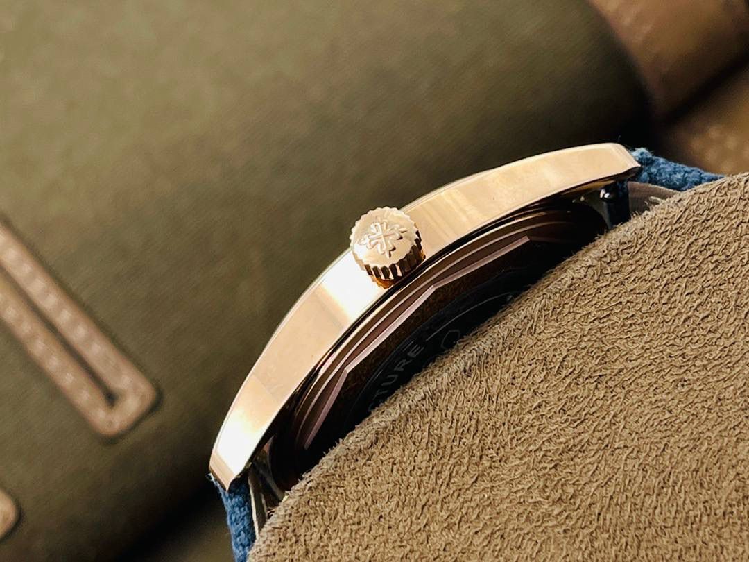 顶级复刻 百达翡丽2021新品——Ref.6007A-001（普朗莱乌特制表大楼纪念款）腕表🔥🔥 ✅表径尺寸：40毫米 ✅表镜配置：蓝宝石水晶玻璃表镜，背面刻有卡拉特拉瓦十字星图案，以及“New manufacture 2019”字样，细节还原到位 ✅表壳设计：316L精钢打造表壳，搭配宽阔的弧形表圈，质感扎实 ✅表盘特色：标志性灰蓝色素面设计，搭配精致的圆形缎面打磨工艺，简约大气 🌟 技术突破 搭载第三代324S定制一体机芯，不仅仿真度极高，走时精准稳定，兼顾颜值与实用性 🌟 表带与表扣 搭配灰蓝色小牛皮表带，辅以白色缝线装饰，搭配百达翡丽（PP）经典针扣设计，与表盘色彩相互呼应🤟🏻