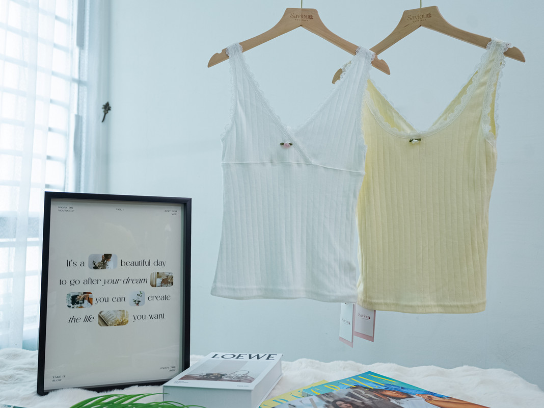 Lace Trim Cotton Tank Top with Bow Detail – Scoop Front & V-Back Design ‖ 蕾丝拼接蝴蝶结棉质背心前圆后V双领设计KR01469