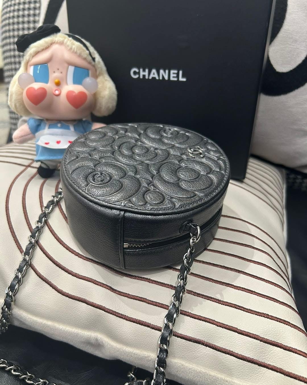 CHANEL ROUND BAG WITH CHAIN 山茶花荔枝牛皮圓餅 100%Authentic,98%new ✅CARD✅dust bag✅box 