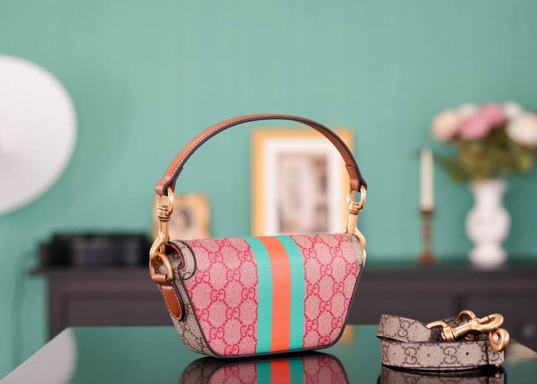 🥯新年系列GG迷你手提包 正品售价,400 GG中国新年系列烂漫色彩尽情盛放，鲜艳缤纷活泼的色彩彰显春日热情， 简约的梯形设计，丰富的色彩搭配，可轻松驾驭不同造型～ 官方款号 723762 尺寸：13-18（最宽处）x 10x 4.5cm