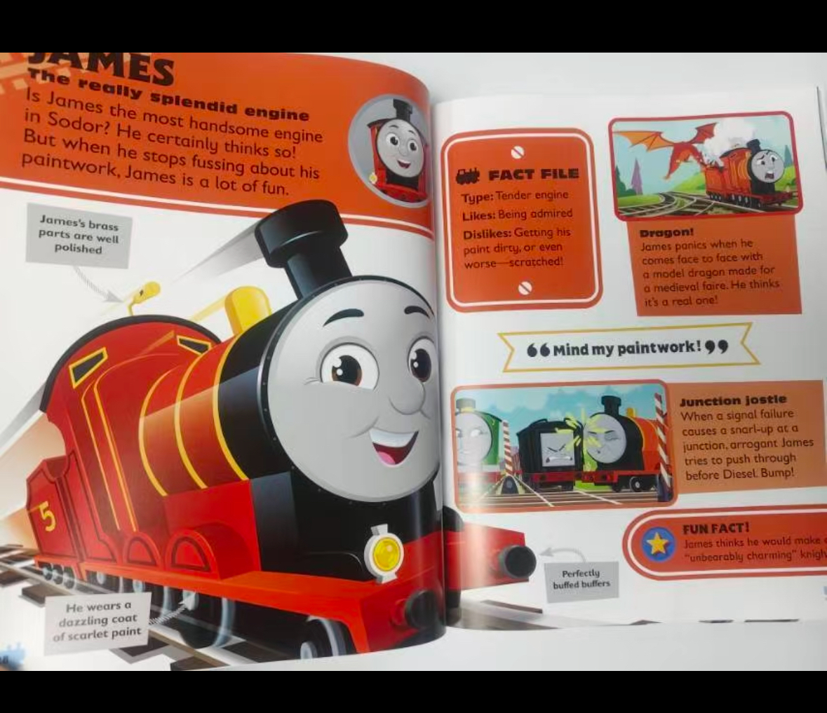 💥托馬斯小火車迷必入！《Thomas & Friends: Meet the Engines》深度揭秘。正版！  🌚🌚從主角托馬斯，到個性鮮明的培西、高登、詹姆士等，所有你能想到的小火車角色都在裡面啦。  🌚🌚每個角色都有詳細的介紹，包括它們的外觀特點、獨特性格，還有在多多島上發生的有趣故事。  精裝尺寸:28*22釐米   頁數:92頁