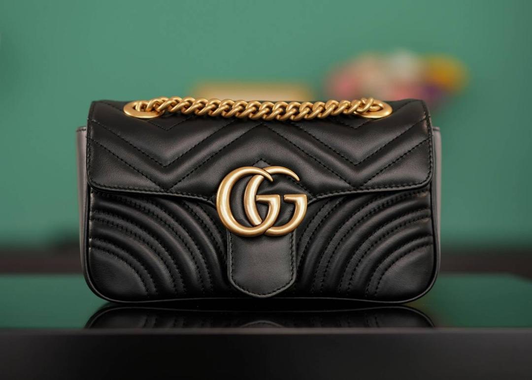 👜Marmont系列肩背包经典款 黑色 22cm💕 （原厂皮 全铜五金） 正品售价¥18.000 独家原厂皮发售 限量级别 GG家的经典款 黑金配色 经典洋气 耐看百搭 双Glogo 复古五金 波浪纹绗缝牛皮 质感高级 绝对是出街必备 简约且精致 一年四季都能背！ 实用率超级高~ 官方款号 446744 尺寸小号：22x13x6cm 尺寸大号：26x15x7cm