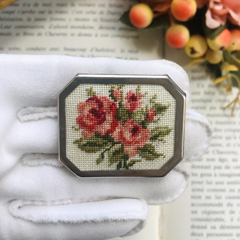 Vintage C.a. 1950-60s Austrian/German Pink Rose on Cream White Petit Needlepoint Brooch(MZ080)