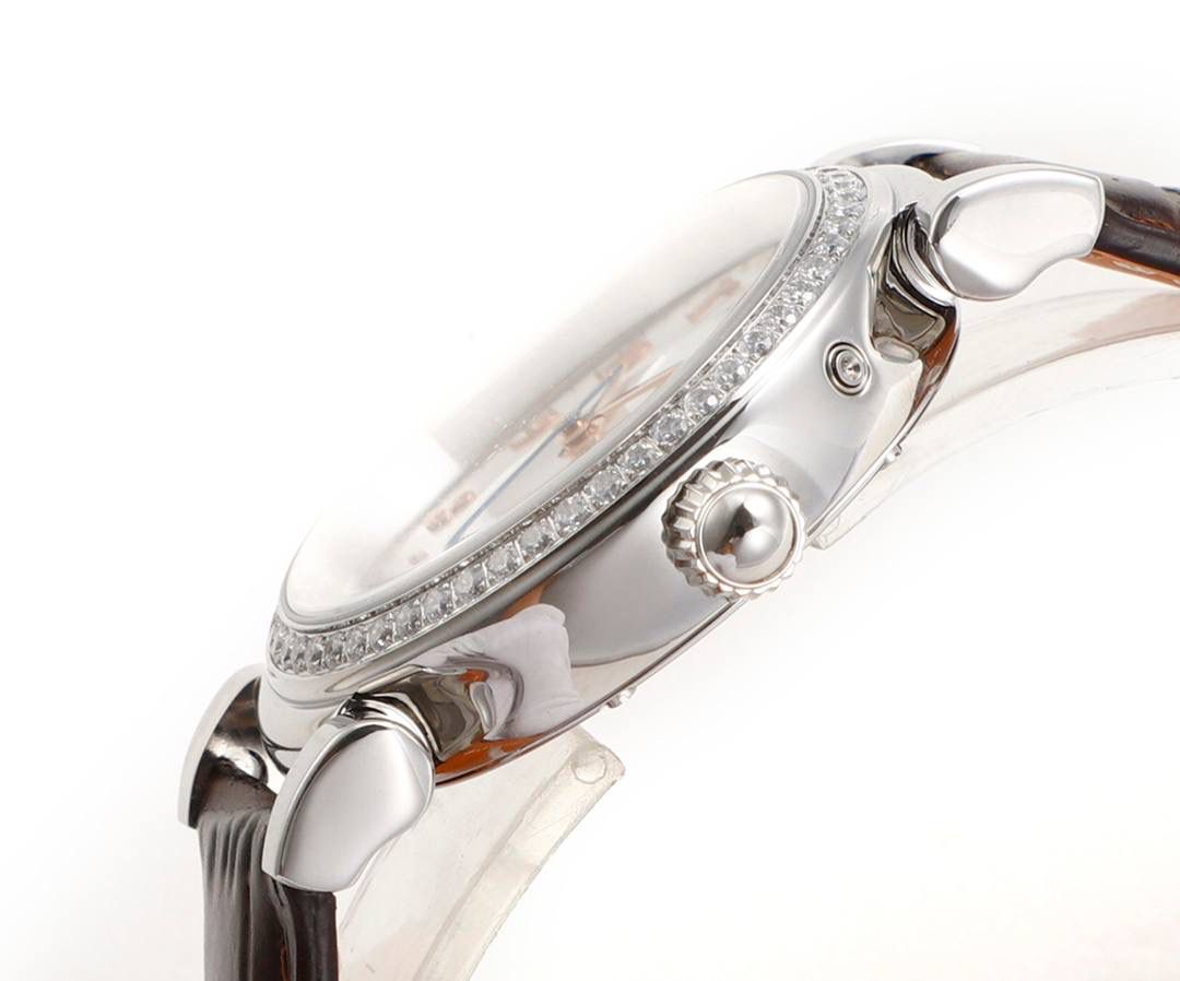 IWC达文西 IW459306 蓝色表盘配月相，好看又有氛围感，蓝色和月相搭配很协调。 这款达文西是复古经典设计，表盘干净清楚，指针是剑形，表冠是圆拱形，表耳可活动，戴着手腕更舒服。 表底刻有“生命之花”图案，是重叠圆环的几何样式。 表径36mm，精钢表壳，自动机械机芯，带中央停秒、月相显示，表底有特殊雕刻。 防水30米，动力储存42小时。 整体简约大方，细节精致，很适合成熟优雅的女生佩戴❤️