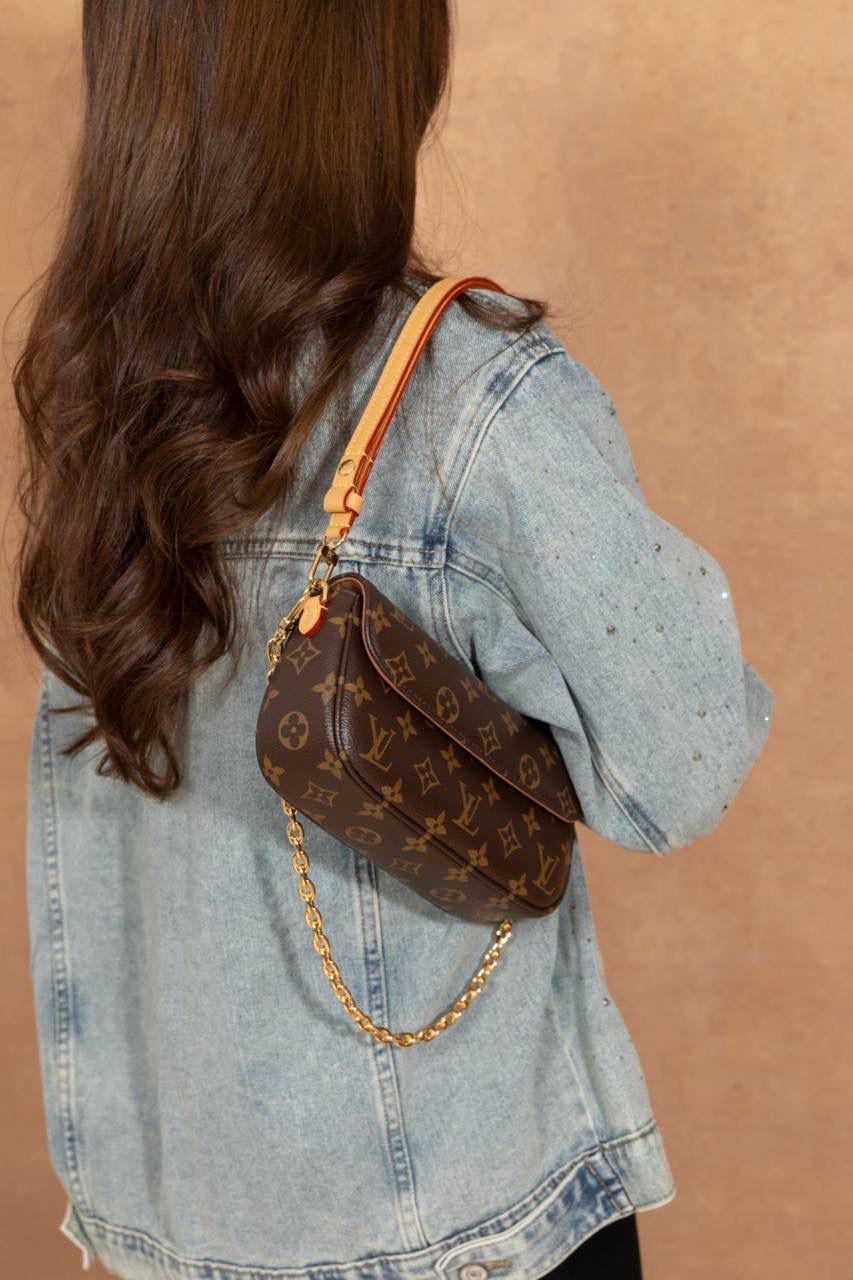 𝐖𝐀𝐋𝐋𝐄𝐓 𝐎𝐍 𝐂𝐇𝐀𝐈𝐍 𝐈𝐕𝐘😍 ▪️【上身图 供参考▪️】背上这款包包，瞬间化身精致的时髦精。它的设计造型时尚百搭，随意搭配都是颜值天花板🥹💕 双链条设计可单肩可斜挎✅ Size：23.5 × 12 × 4.3 cm 人气法宝系列💕 Ivy WOC 属于精致又时髦的小包款，整体设计真的可以说是 yyds❤️‍🔥❤️‍🔥 采用双链条设计，可单肩背 / 斜挎，多种精致又时尚的元素组合在一起，春夏秋冬四季都非常好搭🤩