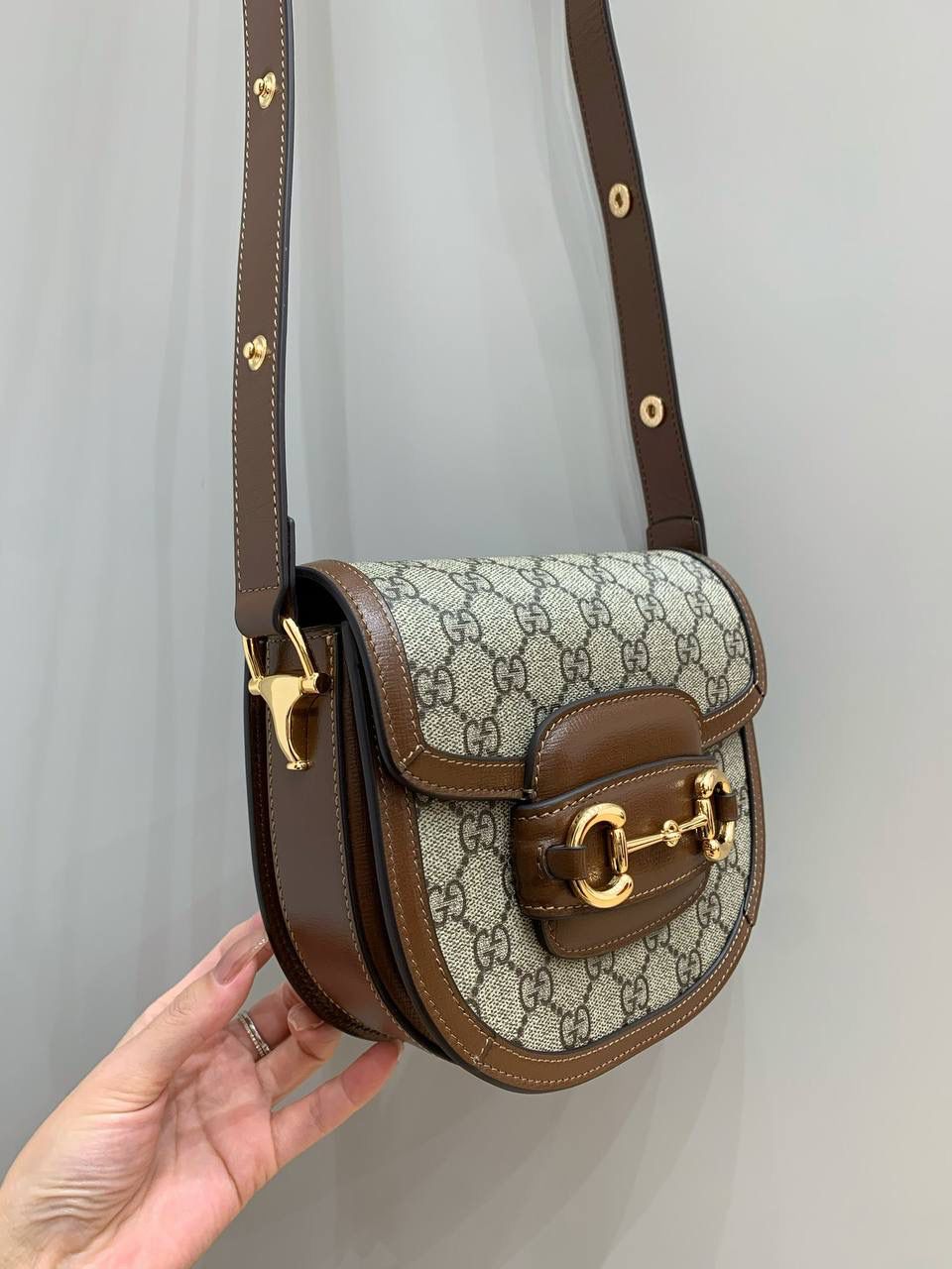 新背景实拍正品级 。Gucc1 horsebit半圆迷你马鞍包 （纯铜五金原厂皮） 这个小可爱是真的可爱，小小乖巧的一个 经典的设计加上配色，不管你是潮流的运动女孩👧 还是睿智的职场精英，又或者是优雅的气质女性 这款都是你完美生活中的一款适合的穿搭单品 经典百搭 实用而又不失个性时尚 1955系列寓意马到成功 来掌握自己的人生方向吧！ 型号760191；尺寸17/18.5/7.5cm