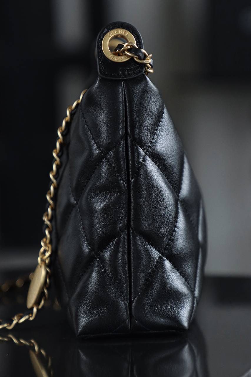 25S金幣hobo鑒定版👜 一包一碼 支持全球鑒定查驗身份證原廠專G 方框皮料過關清單資料可査詢 25S餃子包是本季顏值最高的hobo！ 雙鏈條腋下的設計，滿足各種背法！ 小金幣的點綴新增了復古時髦感！ 有一種可愛的時髦高級感！ 五金：厚鍍24K復古砂金 皮料：方框水晶羊皮 尺寸：17*26*8.5cm