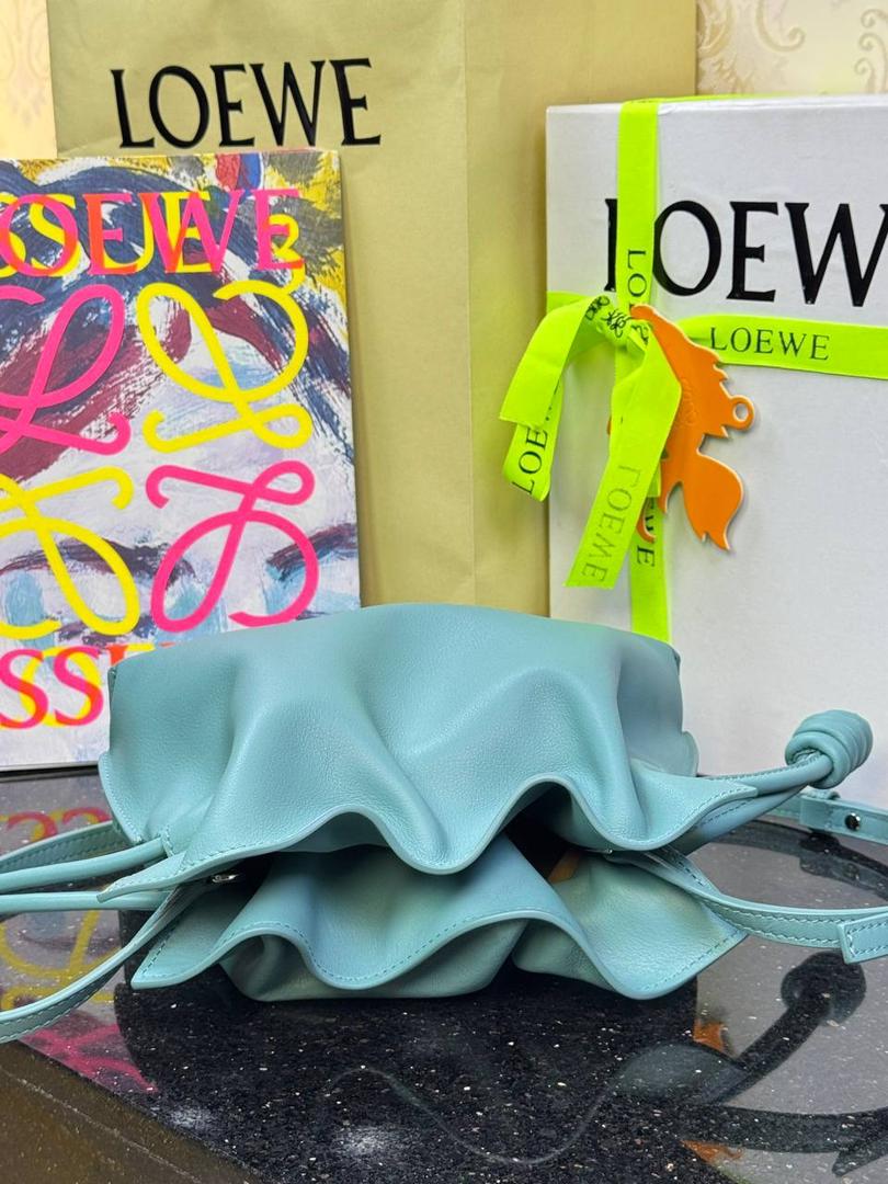 🎈全新升级—迷你烫金款𝙁𝙡𝙖𝙢𝙚𝙣𝙘𝙤出货啦✅ ❤️升级版福袋正面新增品牌烫金𝙇𝙤𝙜𝙤代替压印𝙇𝙤𝙜𝙤，肩带加宽同时增加两侧狗扣五金代替原本皮穿扣肩带，精致又便捷🥰 ❤️独家定制皮料五金，小牛皮皮质手感十分柔软且耐用，肩带🉑拆卸🉑调节，多种背法任你选择，容量超大，日常出行必备😍 ❤️独家品控，完全对版细节，全套礼盒🎁包装给你满满的仪式感🥰 迷你尺寸：𝟐𝟑 𝟗-𝟏𝟖-𝟗𝐜𝐦 款号：052030 水蓝色【配全套礼盒】