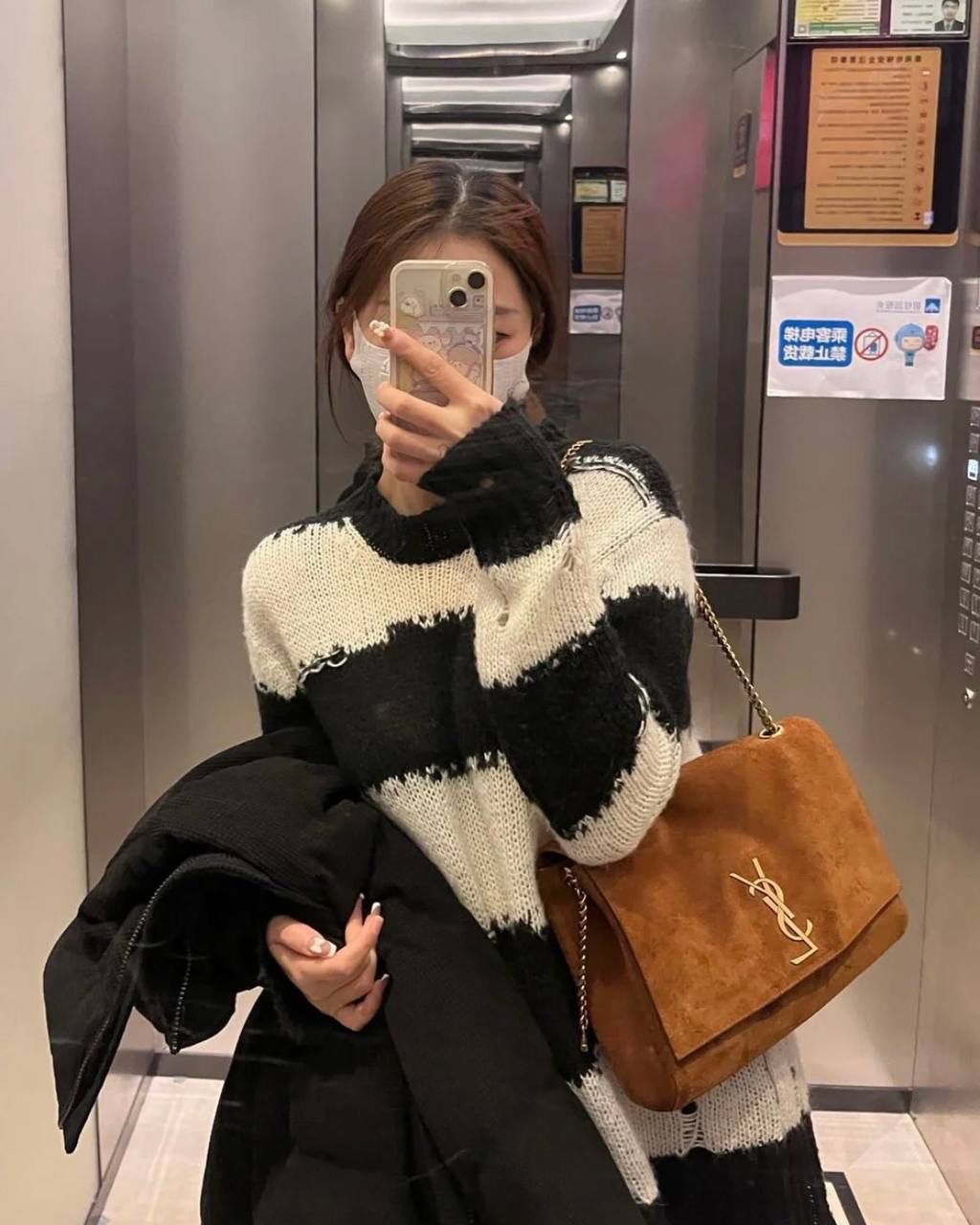 经典王🔥 ys1 kate双面鳄鱼纹/麂皮棕中号🐻 我个人很喜欢的一只ys1 一只包有两种风格(双面能用) 春夏用牛皮面，秋冬用麂皮面 有没有和我一样不喜欢定型包的姐妹 就喜欢这只双面kate软piapia的随性感☺️ 容量贼大，自重还轻，爱了爱了～ 28.5×20×6cm553804m