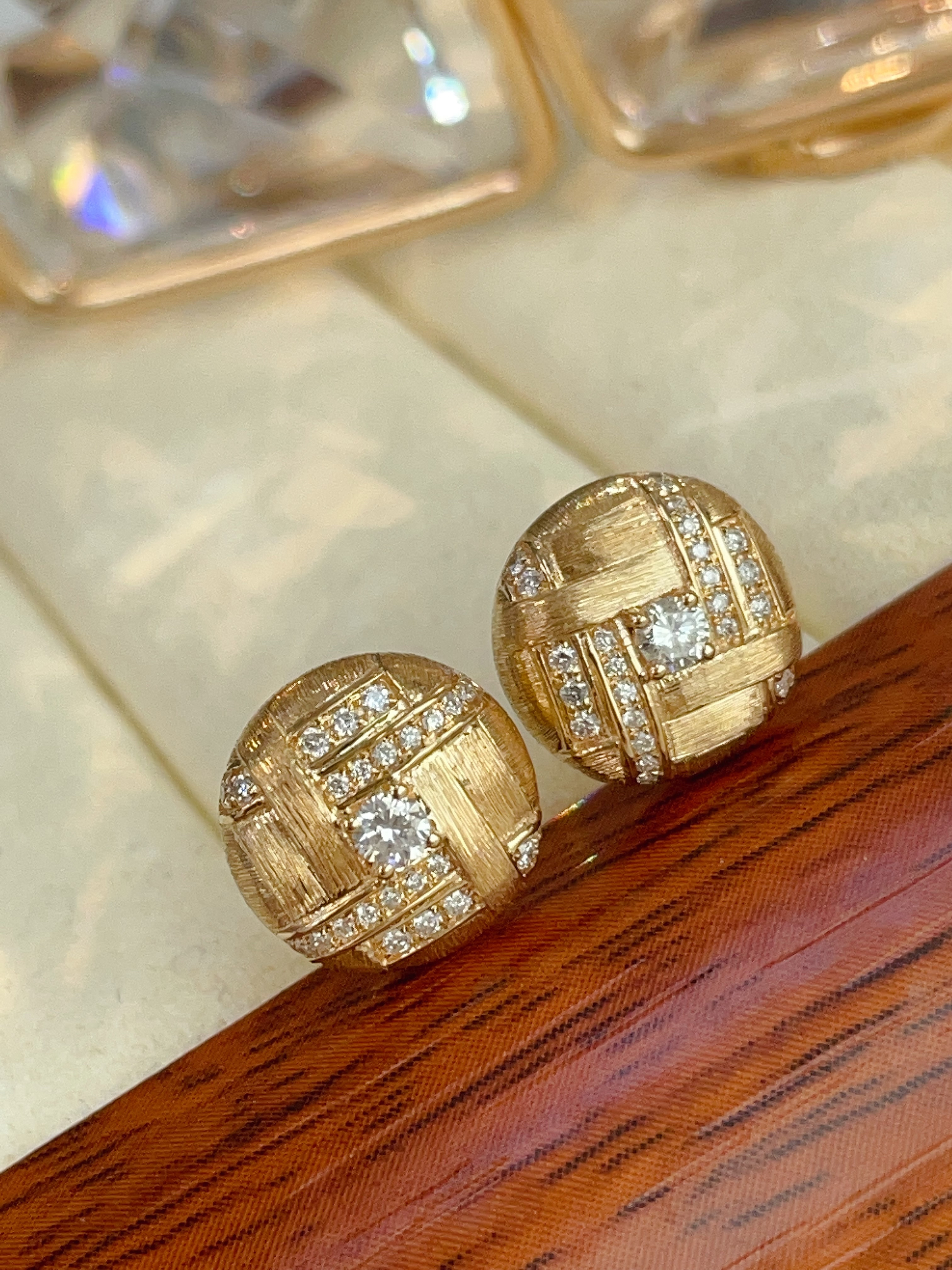 18K Gold Brushed Basketweave Diamond Stud Earrings N031361