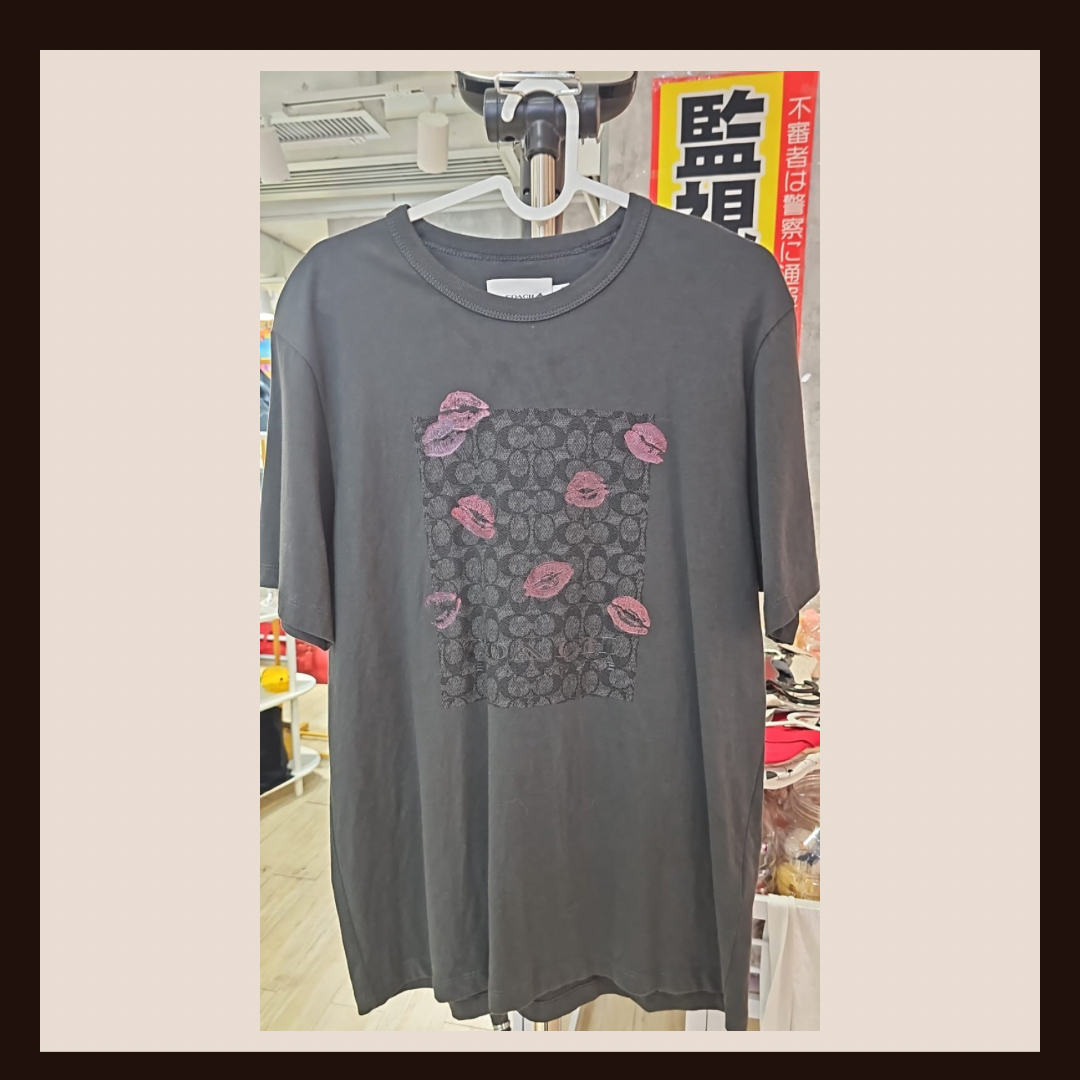💋 唇情經典 COACH Signature 方形親吻印花 T-shirt