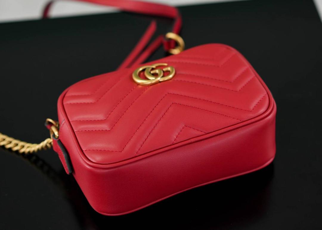 👜🔥Marmont系列绗缝迷你相机包 红色 18cm （原厂皮 全铜五金） 正品售价¥12.000 独家原厂皮发售 限量级别 自重很轻 链条搭配皮革的肩带不怕溜肩 毫不夸张说 绝对是日常使用出场率最高的包 官方款号 448065 尺寸迷你：18x12x6cm 小号：24x13x7cm