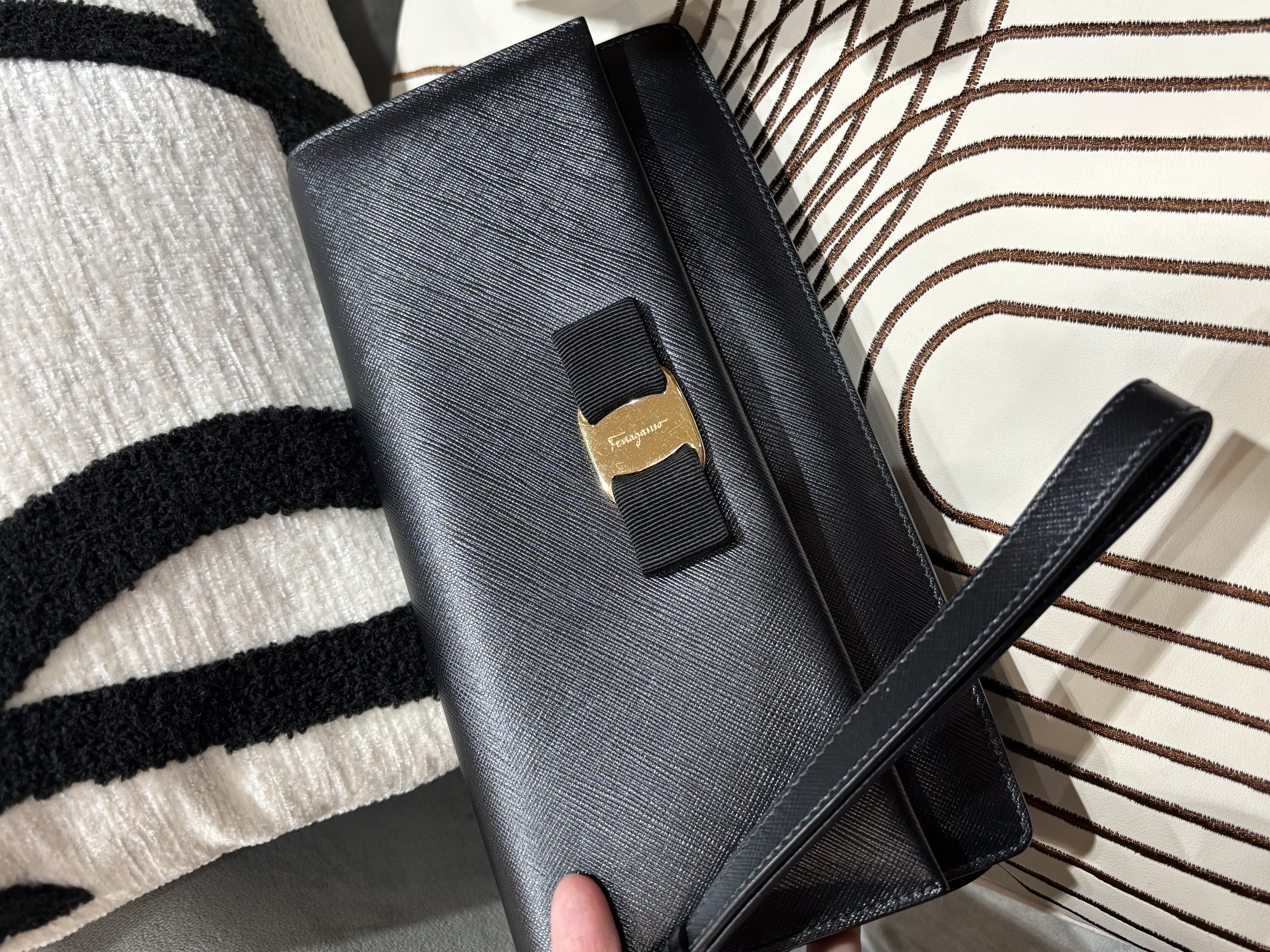 SALVATORE FERRAGAMO Miss Vara Clutch 黑色十字壓紋皮革Black Saffiano Leather 100%Authentic, 98%New ✅Dust bag
