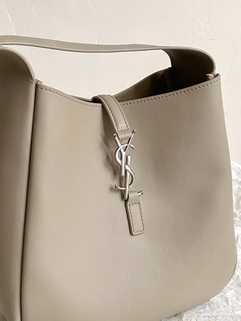 【已更新最新细节⚠️】 ys1 hobo bag腋下包海盐色(银扣)🦙 大爆款🔥我和你们说，这只包看着普普通通 但是上身是真的很好看！ 第一次看到他们家有这种慵懒的腋下包 整个包都是柔软的原厂胎牛皮 又轻容量又大，真的很～～好背 这只包的灵魂在于圆滚滚中又有型 市场很多做得太挺括硬朗，那种货打咩啊❌ ZP开发⚠️全套包装哦～ 23×22×8.5cm713938m