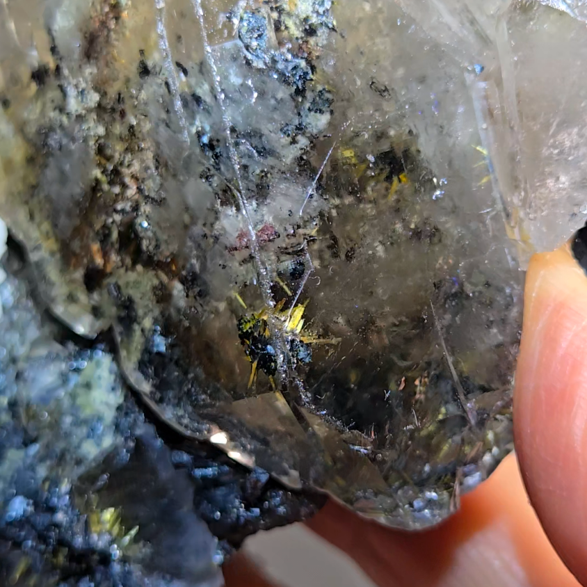 Golden starburst rutiles in quartz on black hematite - RT1444