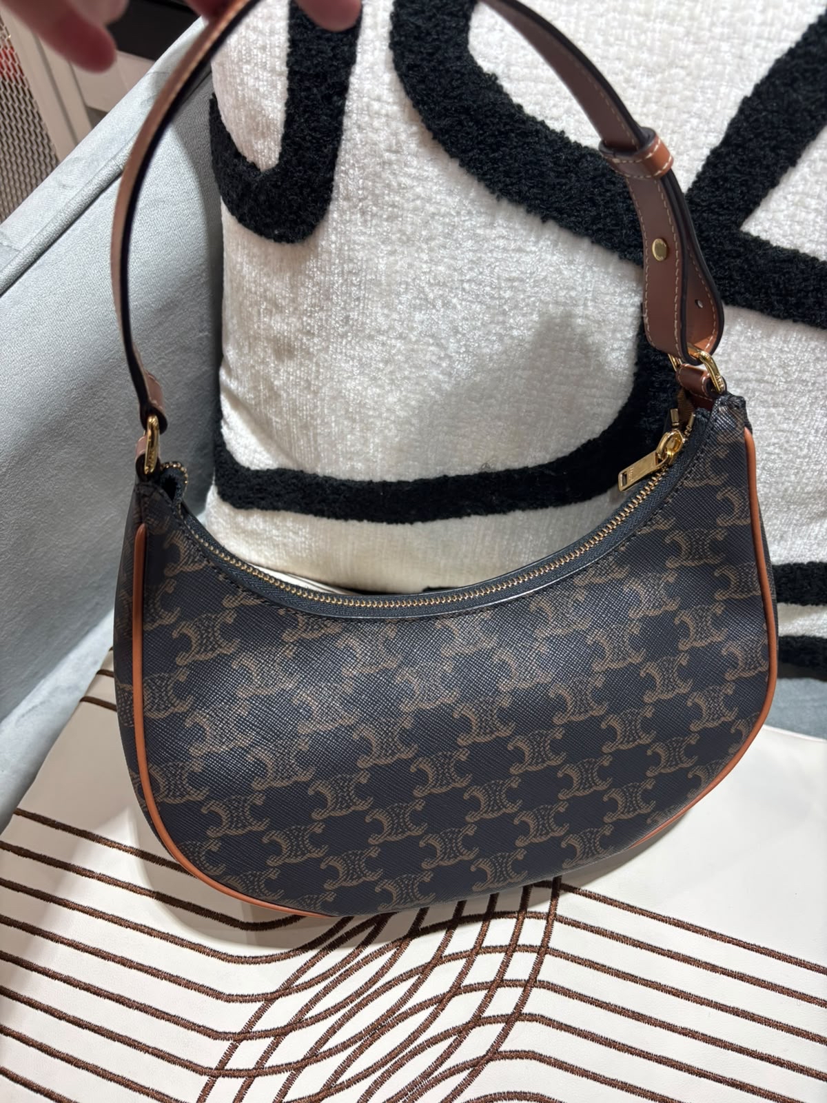 Celine Ava medium hobo triomphe  100% Authentic, 98%New ✅dust bag  