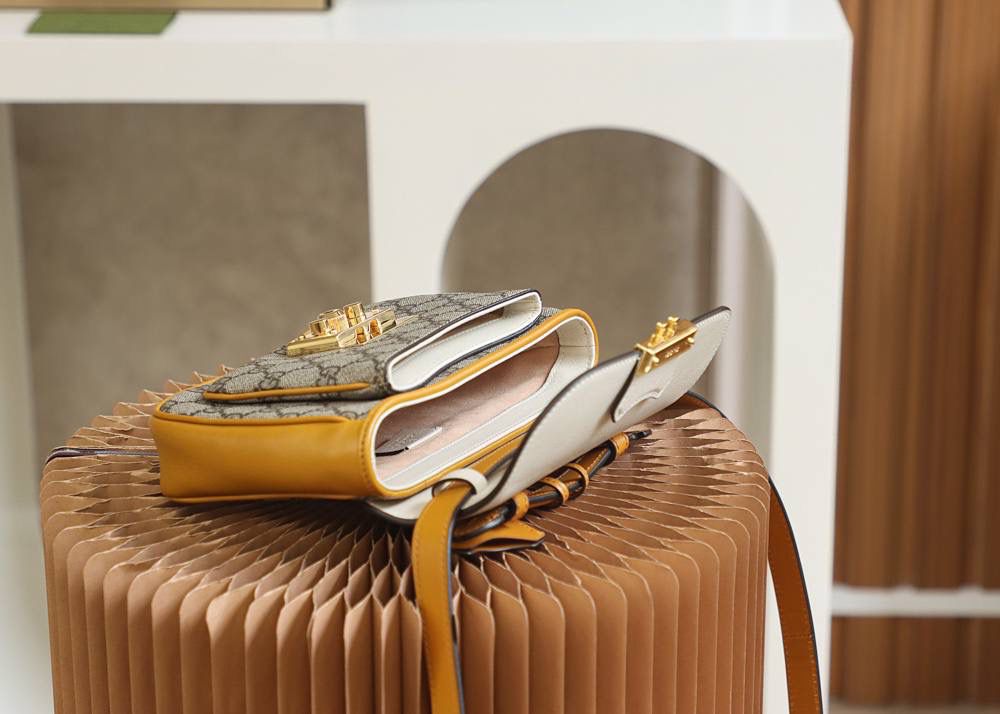 𝐩𝐚𝐝𝐥𝐨𝐜𝐤小锁扣邮差包#658487#正品皮 ✔️尺寸：21*14*5cm 𝐩𝐚𝐝𝐥𝐨𝐜𝐤新品锁头邮差包， 超赞的设计，拼色灵感源自典藏设计， 为邮差包造型再添惊艳之作， 经典的𝐩𝐚𝐝𝐥𝐨𝐜𝐤标志性小锁扣， 搭配全新的亮色拼接设计， 容量更加人性化的分层收纳， 让你日常使用更加便捷舒适！ 超级种草，又是一个大爆款的节奏！🔥🔥