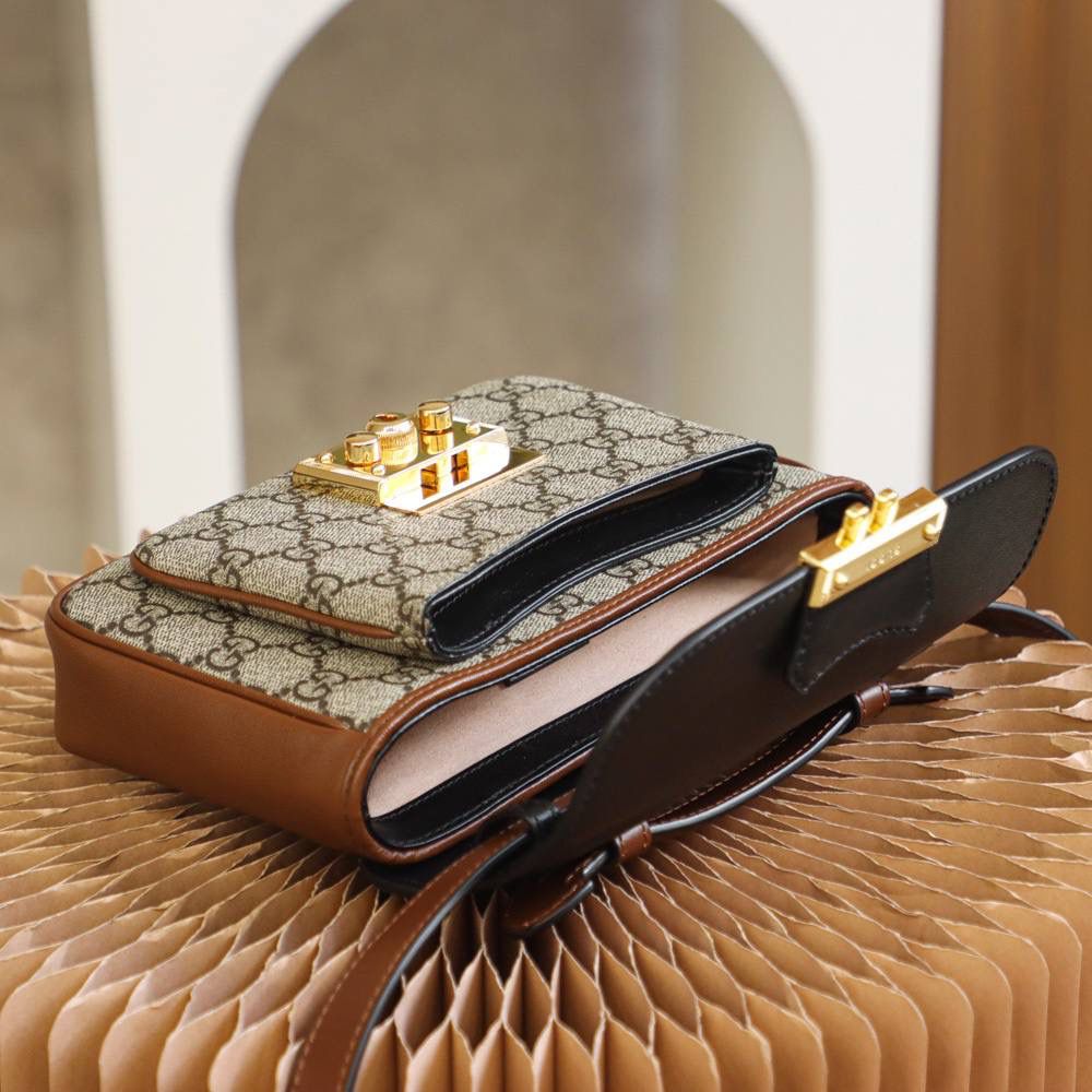 𝐩𝐚𝐝𝐥𝐨𝐜𝐤小锁扣邮差包#658487#正品皮 ✔️尺寸：21*14*5cm 𝐩𝐚𝐝𝐥𝐨𝐜𝐤新品锁头邮差包， 超赞的设计，拼色灵感源自典藏设计， 为邮差包造型再添惊艳之作， 经典的𝐩𝐚𝐝𝐥𝐨𝐜𝐤标志性小锁扣， 经典的配色，更让人韵味十足， 容量更加人性化的分层收纳， 让你日常使用更加便捷舒适！ 超级种草，又是一个大爆款的节奏！🔥🔥