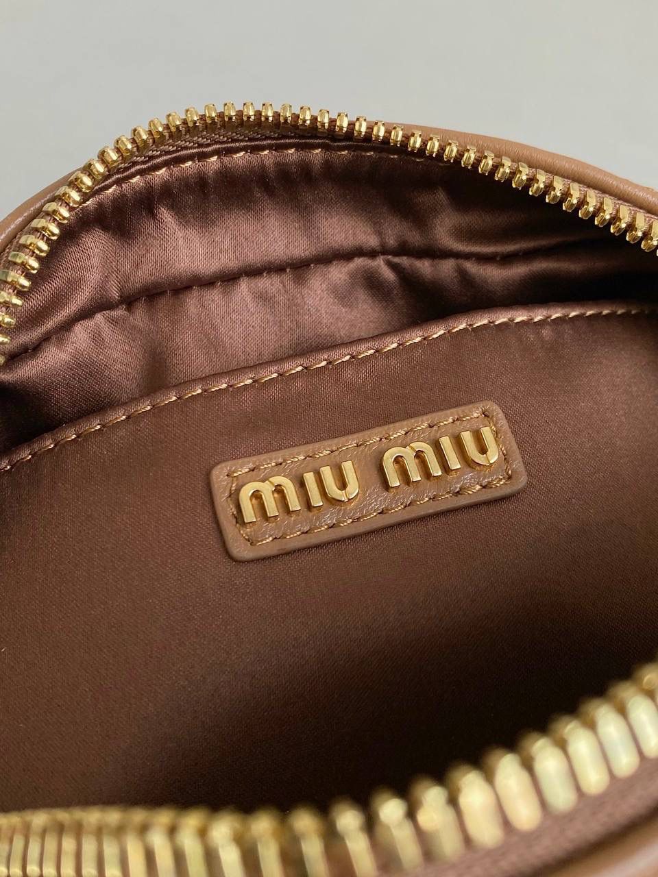 🈶焦糖小号， 𝗠𝗶𝘂𝗠𝗶𝘂褶皱保龄球小方包 火爆全网都不用多说，人手一只的程度 我们用的是进口小羊皮！非国产皮料 肉眼可见的细腻，软软糯糯触感非常好！ 他家经典独特的褶皱工艺，是要有一定厚度 底料太薄了都做不出它的饱满和弹性 更不是市场通货干瘪瘪的褶皱，实在太假 我们新合作的老师傅在这细节上扣的很认真 一缕一折都有zp的神韵，且做到对版！！ 追求高品质的来🔥⚡️ 13×19×6m #F0012m