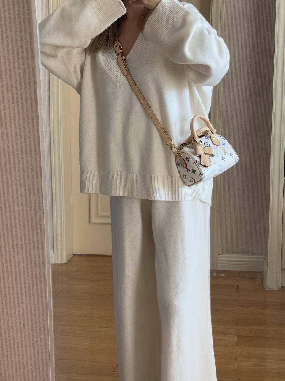 LV村上隆联名白三彩Nano Speedy来啦！姐妹们快看这个神仙包包！👜🌈 白色打底+彩色老花图案，配上祖传小锁头钥匙包，简直是《Mean Girls》千禧辣妹的标配！全新数码印花绝绝子，太阳花和熊猫都像要跳出来，阳光下自带ins滤镜特效！别看它巴掌大，手机口红💄钥匙全塞得下，从此打脸那些说mini包不实用的人！ 尺寸：16-10-7.5cm