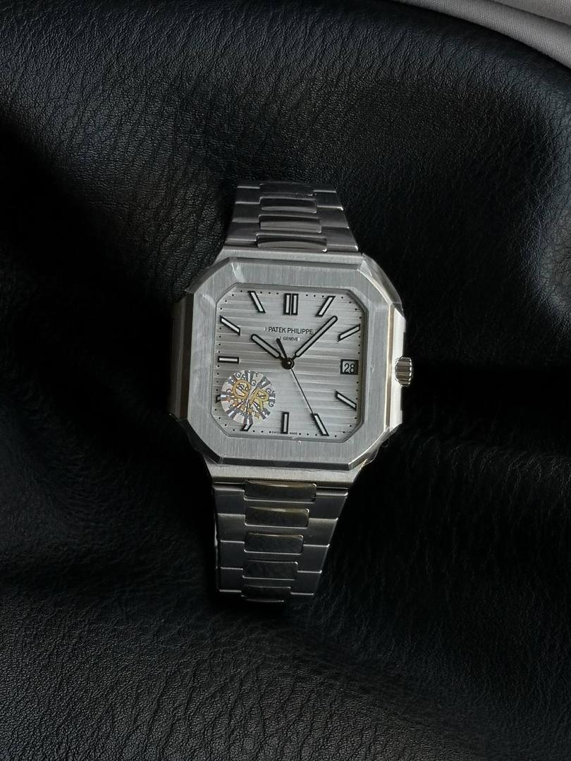 百达翡丽 方形 新系列CUBITUS 5821腕表 亮点特色：1️⃣机芯:搭载定制9015改Cal.26-330 SC一体机，调时不停秒，调时不停秒，摆轮位置均与正品一致，自动上链机芯。2️⃣钢带:316L定制级人体工程学表带，新扣款式。3️⃣表壳:尺寸45毫米厚度仅8.3mm，为表壳对角线长度(即10点位至4点位),因为表壳近似于方形，上下边的宽度会小于这一数值，所以视觉效果并不是很大。 搭配上，5821属于运动风格腕表，日常搭配正装和休闲风格也可以。