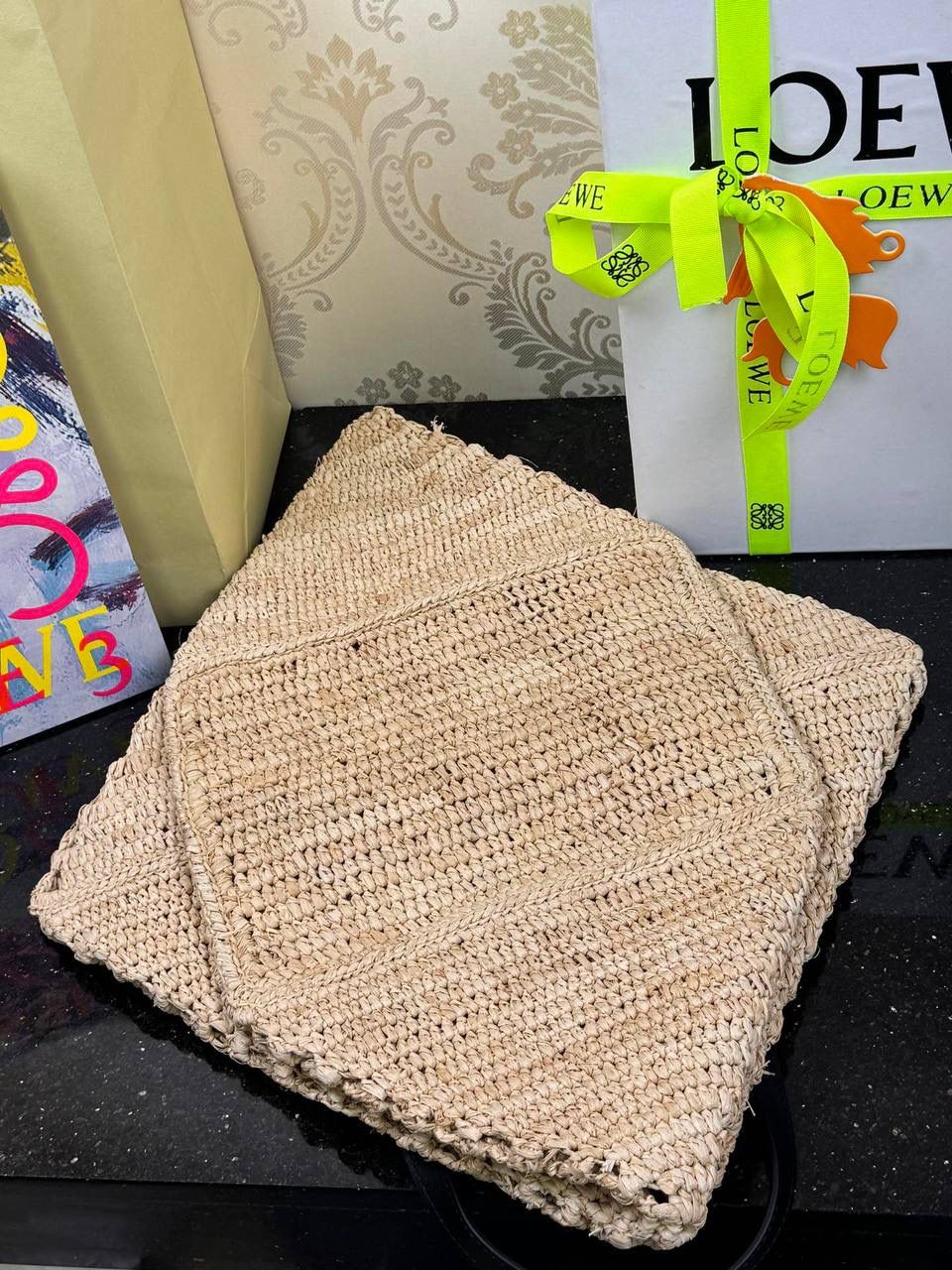 🎈*𝐏𝐮𝐳𝐳𝐥𝐞 𝐅𝐨𝐥𝐝折叠手袋👜*（进口拉菲草） ——全新【𝗡𝗘𝗪】升级‼️ 👉🏻延续经典𝙋𝙪𝙯𝙯𝙡𝙚的标志性几何裁剪设计、新晋顶流🅰️𝙋𝙪𝙯𝙯𝙡𝙚 𝙁𝙤𝙡𝙚 𝙏𝙤𝙩𝙚以折纸包为灵感、升级成🉑完全折叠‼️的结构、立体与平面任意切换、出差旅行🧳必备单品、可肩背或手提、正面饰品牌标志性英文Logo。 👉🏻采用进口拉菲草手工编织而成、该种材料工序复杂、制作成本高昂、但因其柔软度高、环保性能更好、不易变行被广泛应用。 尺寸：𝟐𝟓.𝟓-𝟏𝟒.𝟓-𝟑𝟏.𝟓cm 款号：052316