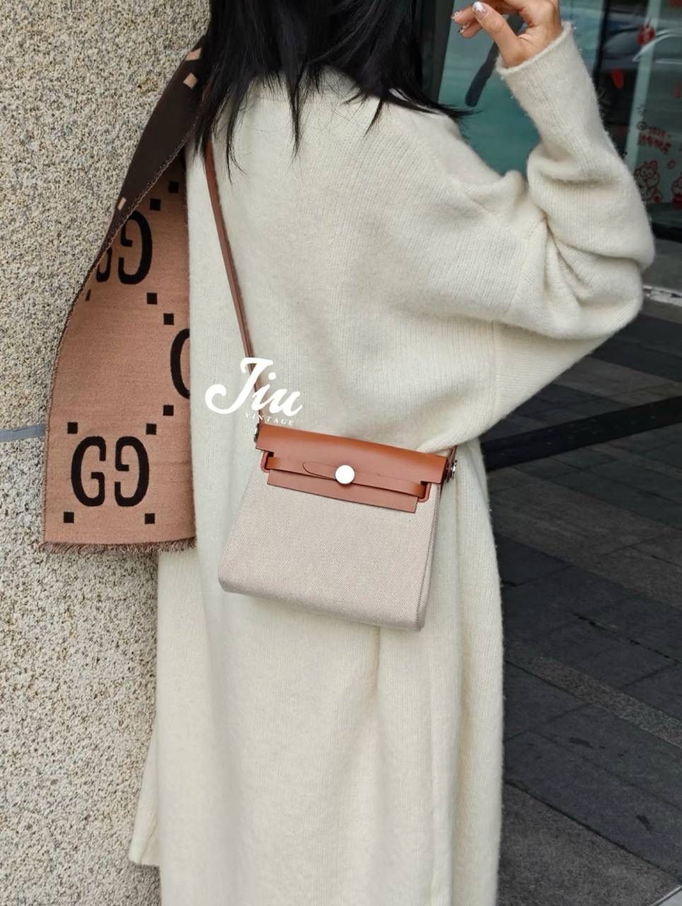 #Herbag20 新年第一支herbag必须要是mini啊‼ 2026新年第一支herbag必须要是mini啊‼ 简直太好看太实用了 百搭时髦黑银 感觉可以替代所有类似邮差包 肩带长度合适 精致可爱 容量也非常🉑 布料与皮革的完美结合 稳重又不失时尚！