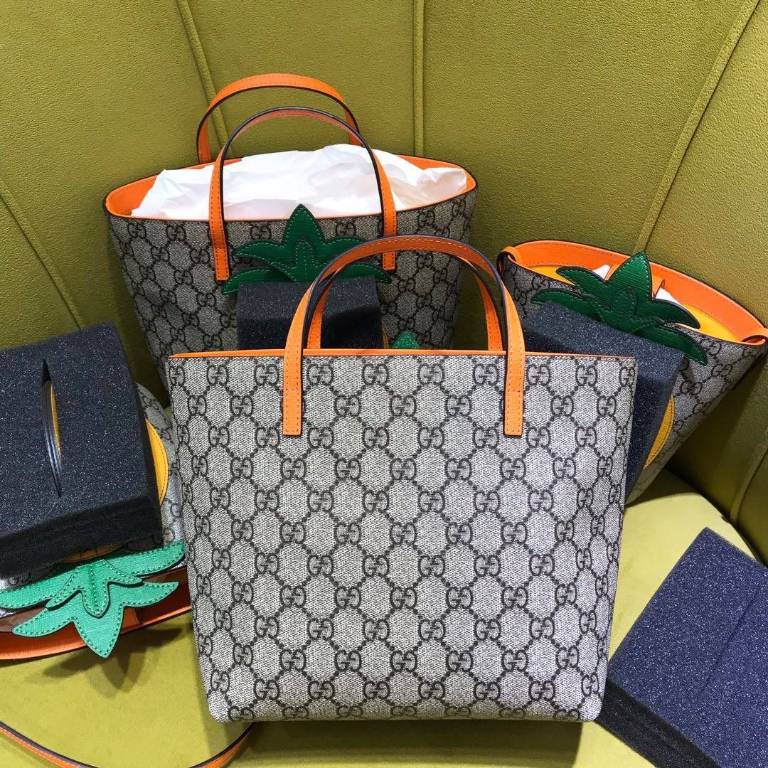 🔥𝙂𝙪𝙘𝙘𝙞原厂菠萝包 这款儿童菠萝包依旧很火，高颜值的搭配，很多小姐姐看到它都是毫无抵抗力～敲可爱！ 大菠萝：580840 尺寸：21*20*10cm