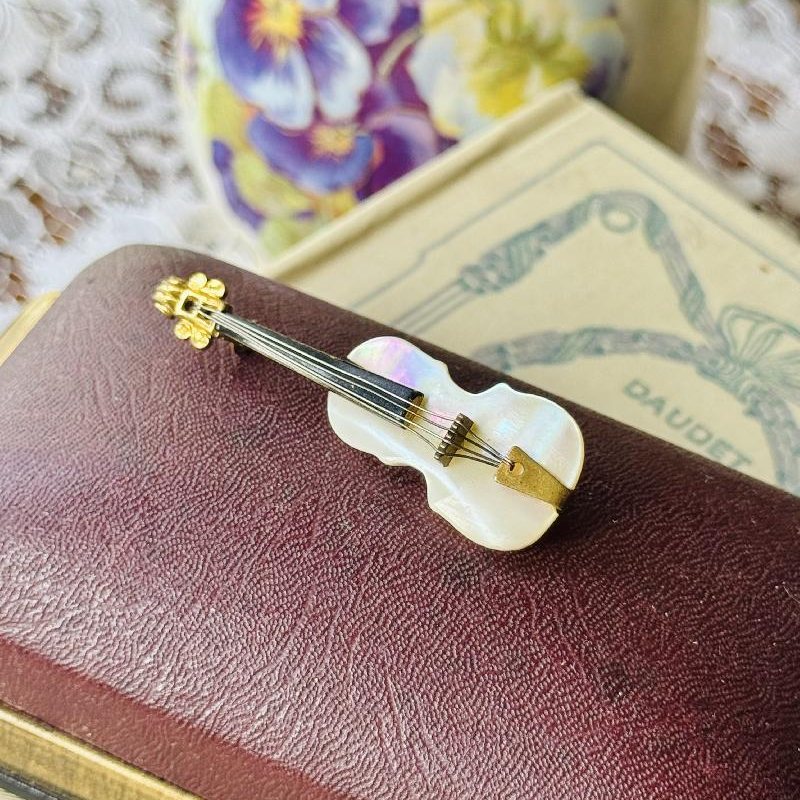 Vintage Stamped "Germany" Mother of Pearl miniature Violin Brooch(NZ063)