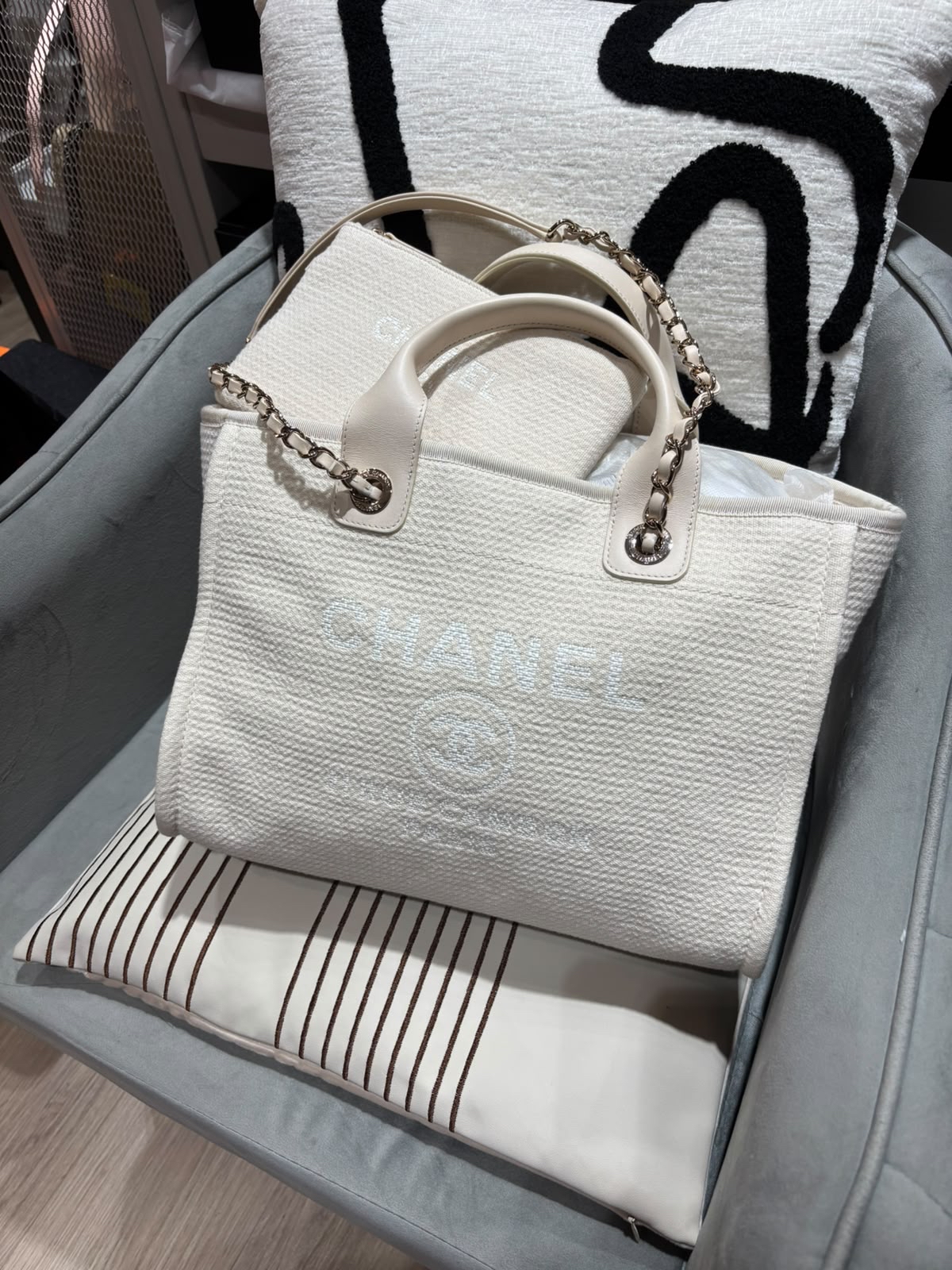 CHANEL Deauville Medium tote bag  100%Authentic,98%new ✅chip✅pouch  ✅dust bag 