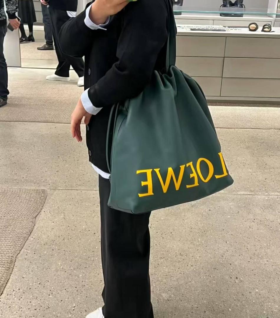 🎈全新福袋𝗙𝗹𝗮𝗺𝗲𝗻𝗰𝗼 𝗧𝗼𝘁𝗲 ——【常青色到货✅】 尺寸：𝟒𝟔-𝟏𝟐.𝟓-𝟒𝟏𝐜𝐦 编码：052026【配防尘袋，没有盒子】 ❤️以经典Flamenco系列手袋👜为基础，新款Flamenco Tote手袋采用加长廓形，正面饰品牌超大对比色𝐋𝐎𝐄𝐖𝐄标志，外部进口Napa小牛皮，内里绒面设计，整个包手感超级柔软舒服。 ❤️超大容量设计，磁扣开合，1个拉链内袋，可肩背或者手提✌🏻，可放15寸电脑💻，出行通勤必备，无论男女都🉑轻松驾驭。