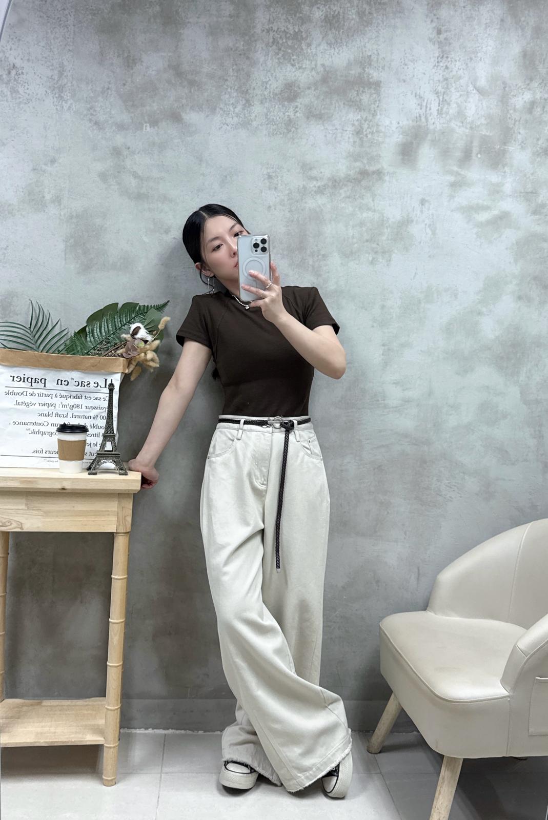 D22 後背設計凈色Tee