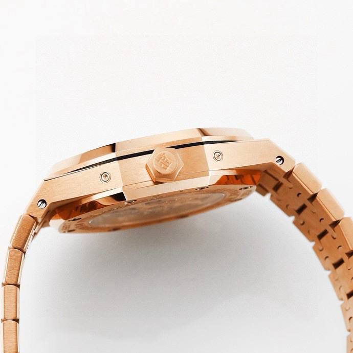 🚀爱彼 皇家橡树系列 ，复杂功能万年历腕表。型号：26574ST.OO.1220ST.01 业内唯一实现原版功能。💯 贵族钟表 爱彼皇家橡树系列万年历腕表，高贵优雅的蓝盘配上冷艳精钢表壳，完美体现爱彼美学设计及复杂功能的极高技术。 表壳采用316L精钢，直径41毫米. 厚度11.4mm。蓝色表盘镌刻“Grande Tapisserie”大格纹装饰，蓝色表盘，立体时标、刻面指针覆盖夜光涂层。三个显示日历功能的副表盘以及月相显示盘对称分布于表盘之上，井然有序地显示出小时、分钟、星期、日期、周历、月份、月相和闰年信息。真正唯一对版。蓝宝石防眩光处理让整体手表更加通透明亮。 搭载9015一比一改装定制还原Calibre 5134自动上链机芯。堪称毕业的产品。 这枚腕表的编号是Ref. 26574ST.OO.1220ST.01