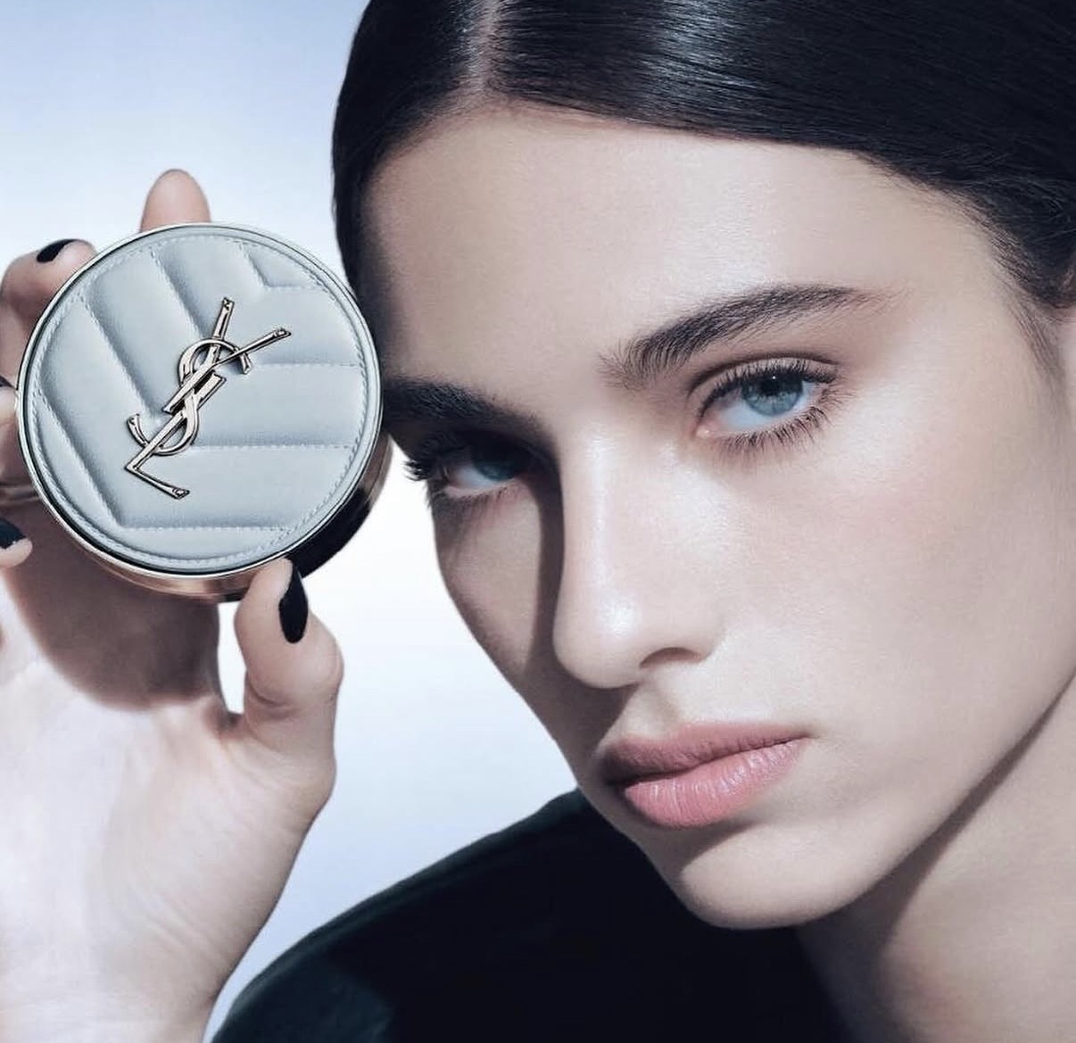 聖誕禮物🎁首選  2026限定新品！YSL 聖羅蘭 冰感柔霧藍氣墊 冰川藍水散粉 All Hours Blur Cushion Limited Icy Blue Edition  14G