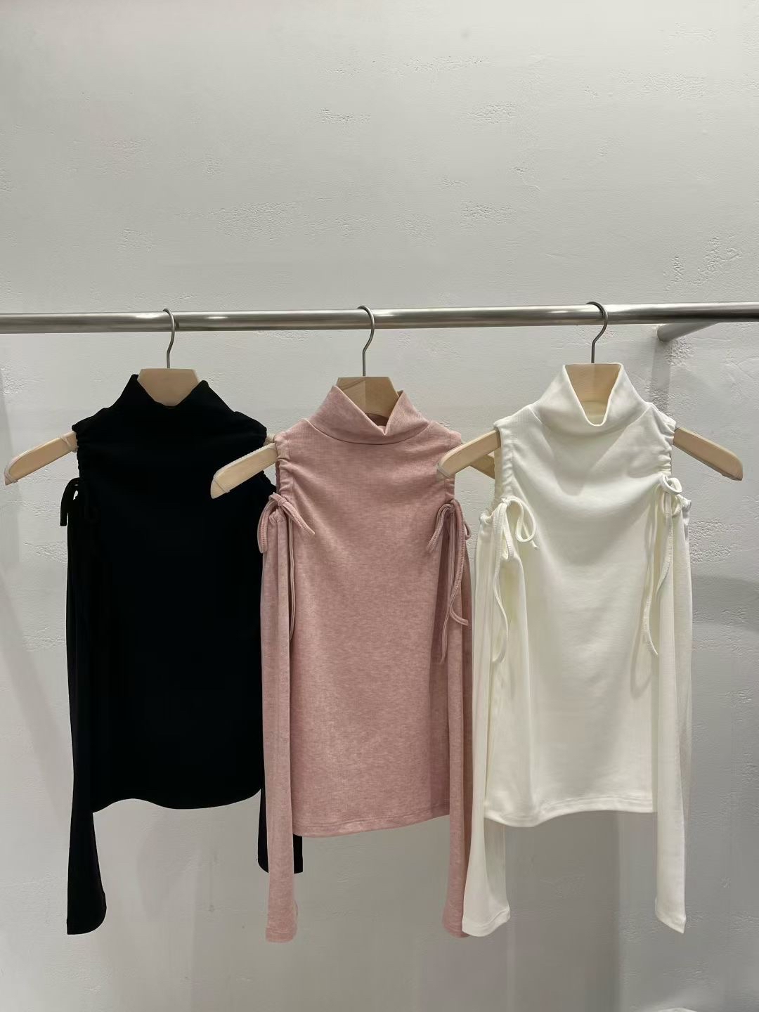 【 ੨੨完美顯身材💕恰到好處小性感🫧高領露肩綁帶混色上衣!⋆˚ʚɞ】Strawberry Cake Ribbon Top(三色入)