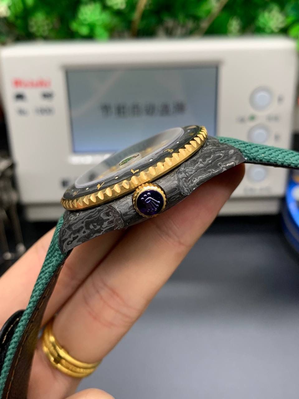 勞力士超限量GMT-MASTER II 😍💎 包含表圈、面盘等零件也全都是碳纤维材质，其中碳纤维表圈上数字刻度首次采用全新碳纤维植丁技术（非填油）塑造丰富视觉层次，质感细腻。透视底盖可清楚展示正反快速调日历的劳力士专属cal.3186机芯。搭配柔软魔术贴表带和一体碳纤维表扣。首批量产提供4种颜色表盘可选，5种不同颜色风格表带。