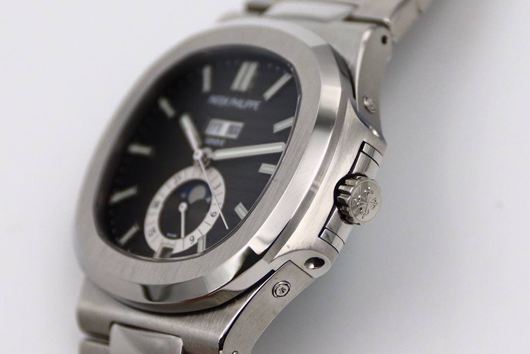 🔥新一代V3百 达 翡 丽🔥Nautilus年历腕表5726系列顶级版本 1⃣️全新一代V3表盘渐变深蓝色更加接近原装，正面可看出中间向四周扩散为蓝色渐变黑色，六点钟位置二十四小时盘同步原装CD纹，（现市面变盘均为蓝色未渐变且没有CD纹的错误版本）最新解毒版本 2⃣️新一代V3表壳，市面因壳身还原本就是一道道考验，各个环节工艺繁杂，现市面版本侧边三字位和九字位的搭配，还有四个功能按钮，基本摸起来都是高低不行且刮手的现象，GR全新一代V3表壳，经过几个月的研究和探讨，真正的意义上的做到了圆润的效果，侧边三字位和九字位搭配不管从什么角度，摸起来均不刮手不高低，同时四个功能按键位置也做出了调整，正品按键是为居中，市面普遍都是偏上且刮手，V3版本真正做到了一比一还原，不刮手且同正品一致居中。完爆市面所有版本 3⃣️V3表链依旧独霸市面，独家巨资开发表链，做到了柔软与贴手并存，每一节钢链中间都为正品一致工艺3D钻石菱形且立体感十足，不管多大多小的手腕均可佩戴，佩戴也极其舒适贴手，侧面与底部的打磨都与壳身一样的细腻。V3全新定义百达翡丽Nautilus终极版本（现市面均为廉价表带，没有正品的钻石菱形，也没有柔软与贴手，佩戴质感偏硬不舒适。还会有Nautilus的味道吗？）