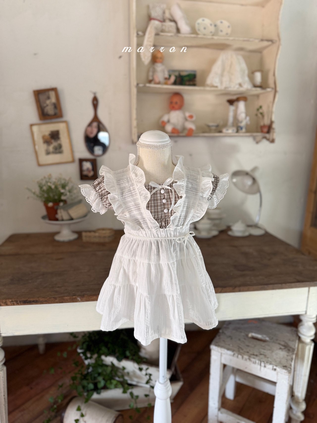 ☀️預訂 韓國直送☀️🇰🇷Marron兩色蕾絲提花荷葉邊吊帶裙