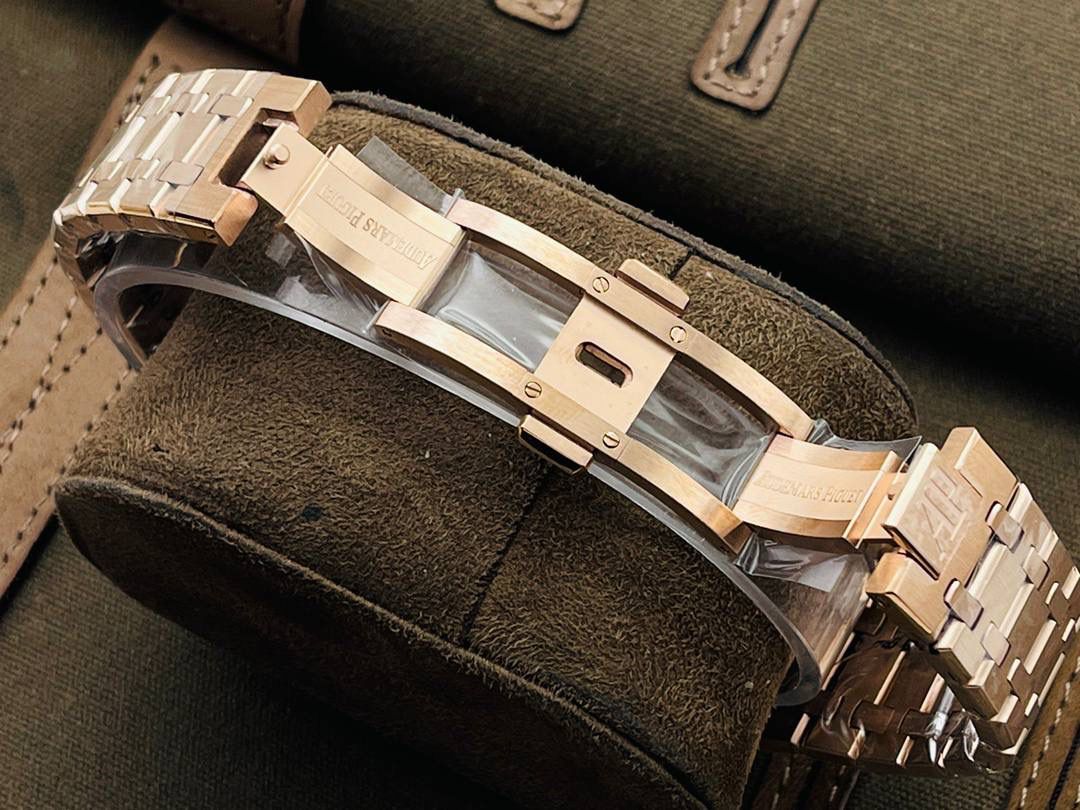 爱彼A P皇家橡树陀飞轮精品腕表 升级细节🔥 1⃣️独家订制Cal.2924机芯，动力储存68小时！ 2⃣️腕表依旧保留的八角形表圈、标志性的六角形螺丝以及经典表带！ 3⃣️皇家橡树系列超薄陀飞轮腕表在经典的“Tapsisserie”格纹上进行再度创新，形成了新的格纹“Tapisserie Evolutive”！熟悉又陌生的表盘格纹装饰带来全新观感，成为这款腕表的点睛之笔。 4⃣️表壳直径为41毫米，厚度为11.2毫米！