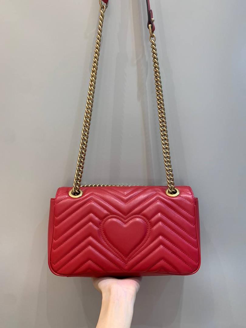 新背景实拍正品级 。经典款金扣红色26cm‼️ 最经典的款式来了，真的卖一百年都不会烂的款式，金色五金，最经典的搭配，红色很好看，也是非常喜庆的颜色，很正点的红，不会俗气‼️ 型号443497；尺寸26/15/7cm