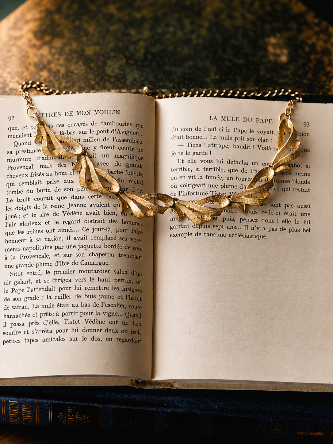 Vintage Mid-Century Unmarked Designer Quality Champagne Gold Bow Necklace (MT2586)