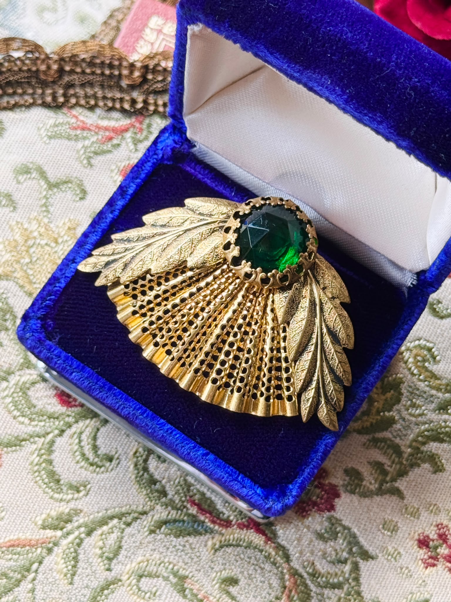 Vintage Emerald Green Glass Fan Brooch (MT2625-5)