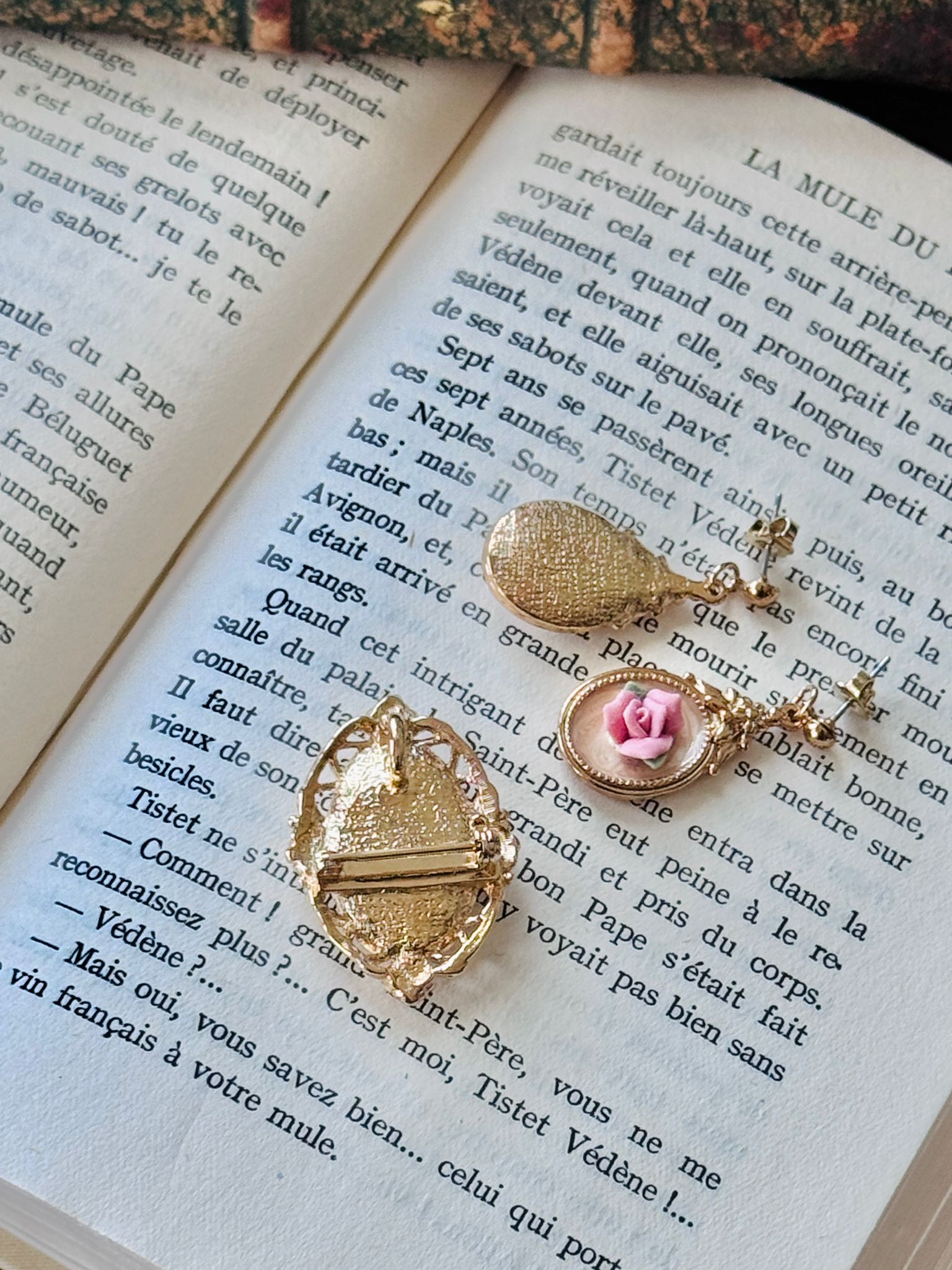Vintage Avon Ceramic Rose Stud Earrings and Two-Way Brooch/Pendant Set (MT2581) 