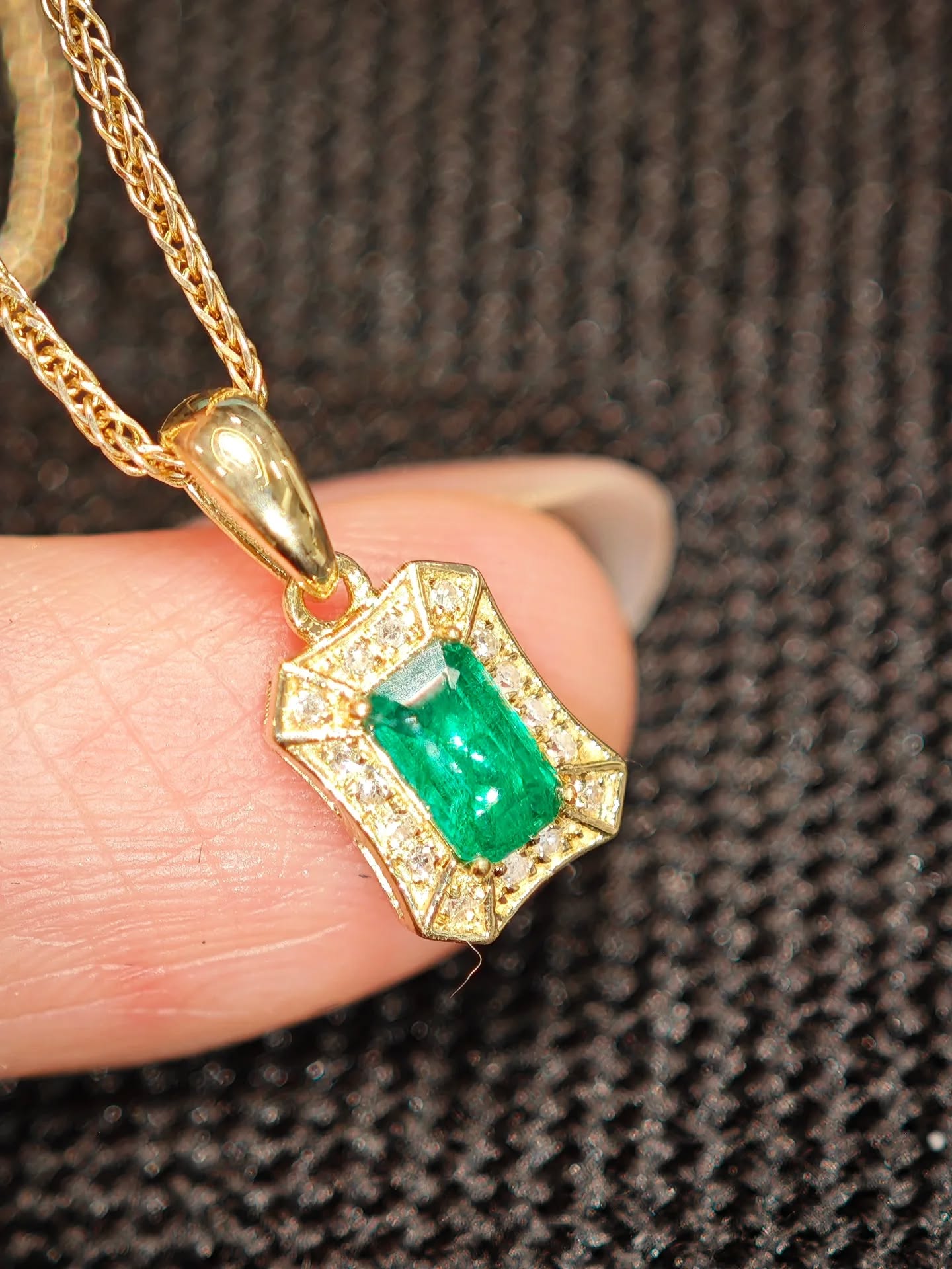 頸間一點綠，是恰到好處的精緻💚25分祖母綠吊墜，不挑穿搭日常戴也有高級感，越看越愛