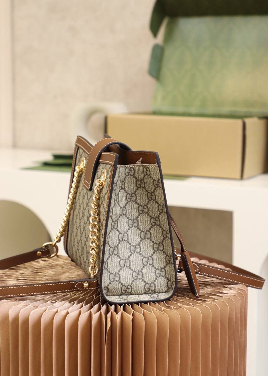 🔺𝐏𝐚𝐝𝐥𝐨𝐜𝐤系列小号 原厂皮#498156#🔻 ☑️尺寸小号：26*18*10𝐜𝐦 中号：35*23.5*14cm 𝙋𝙖𝙙𝙡𝙤𝙘𝙠系列是𝙂𝙂家族里的王牌产品 非常王炸的一个系列🌟 被众多博主已经明星不断的种草推荐 配有钥匙扣金属和购物袋🛍️的造型设计， 搭配经典的味道，呈现出一种高级的美， 小号尺寸更加适合喜欢日常通勤风以及休闲风的人， 通勤和休闲皆可，百搭显气质！